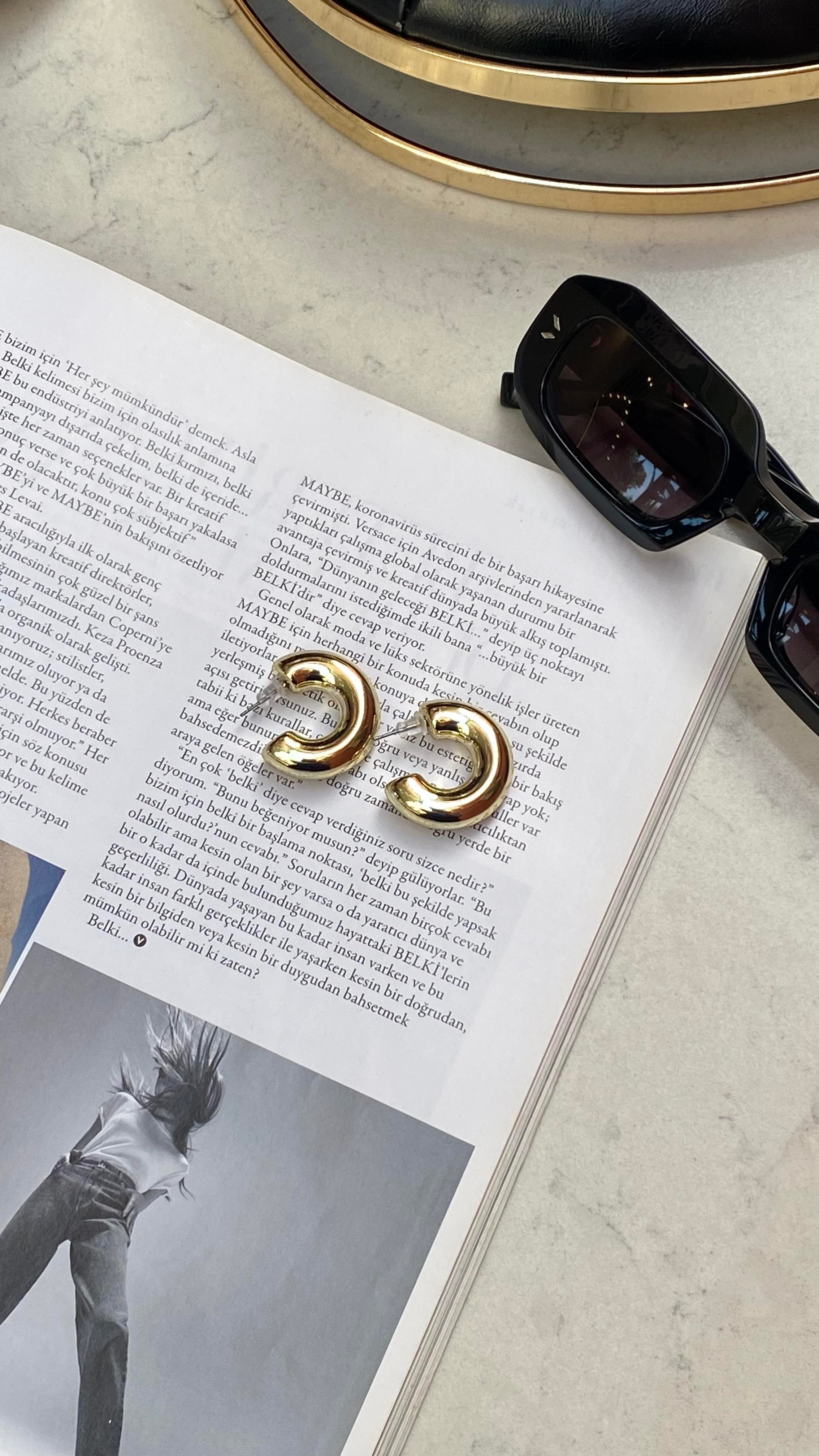 Gold Bombeli C Şekli Küpe 