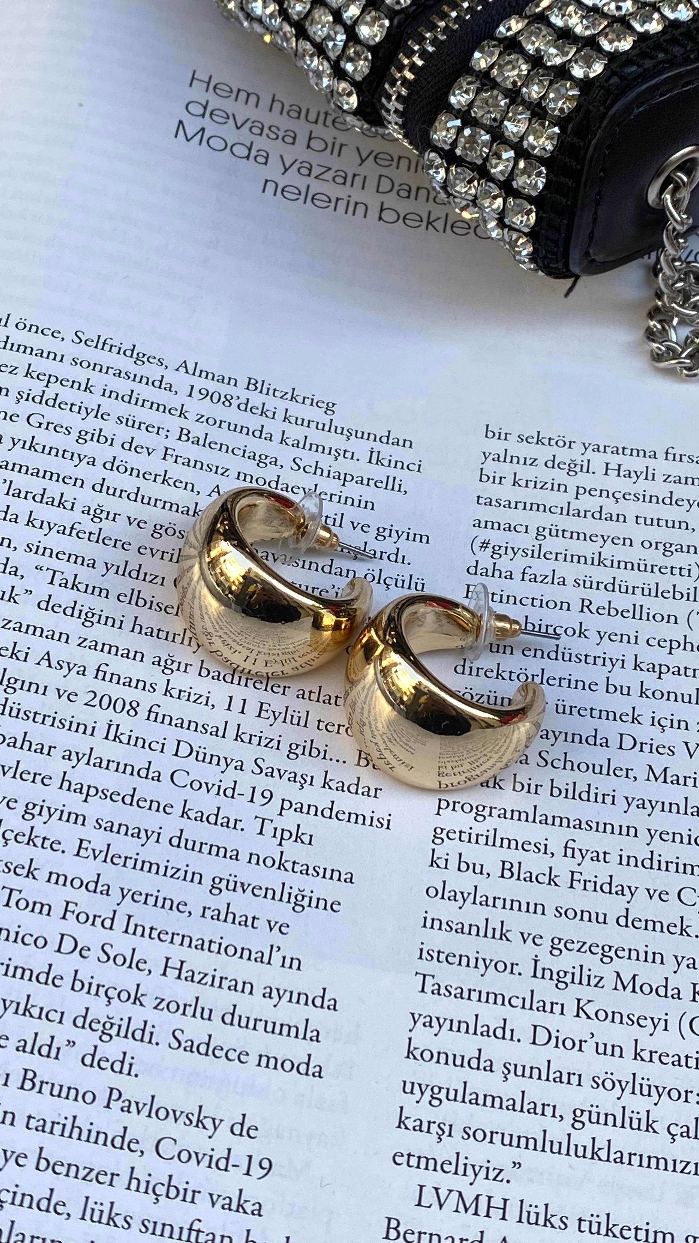 Gold Bombeli C Şekli Küpe 