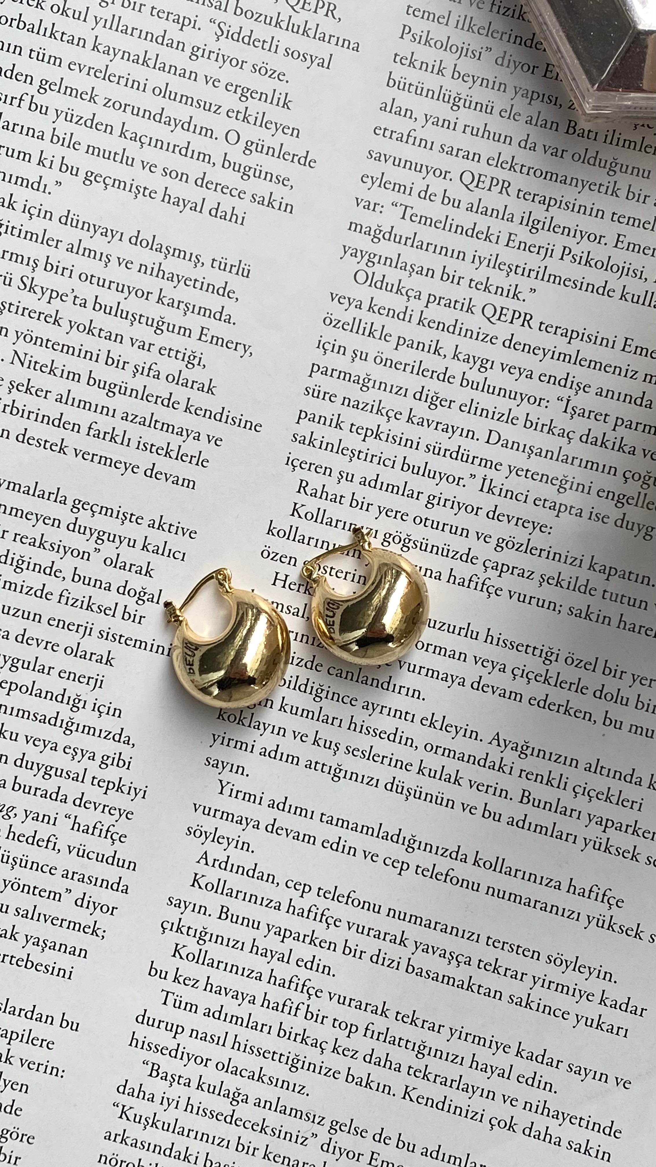 Gold Bombeli Küçük Küpe