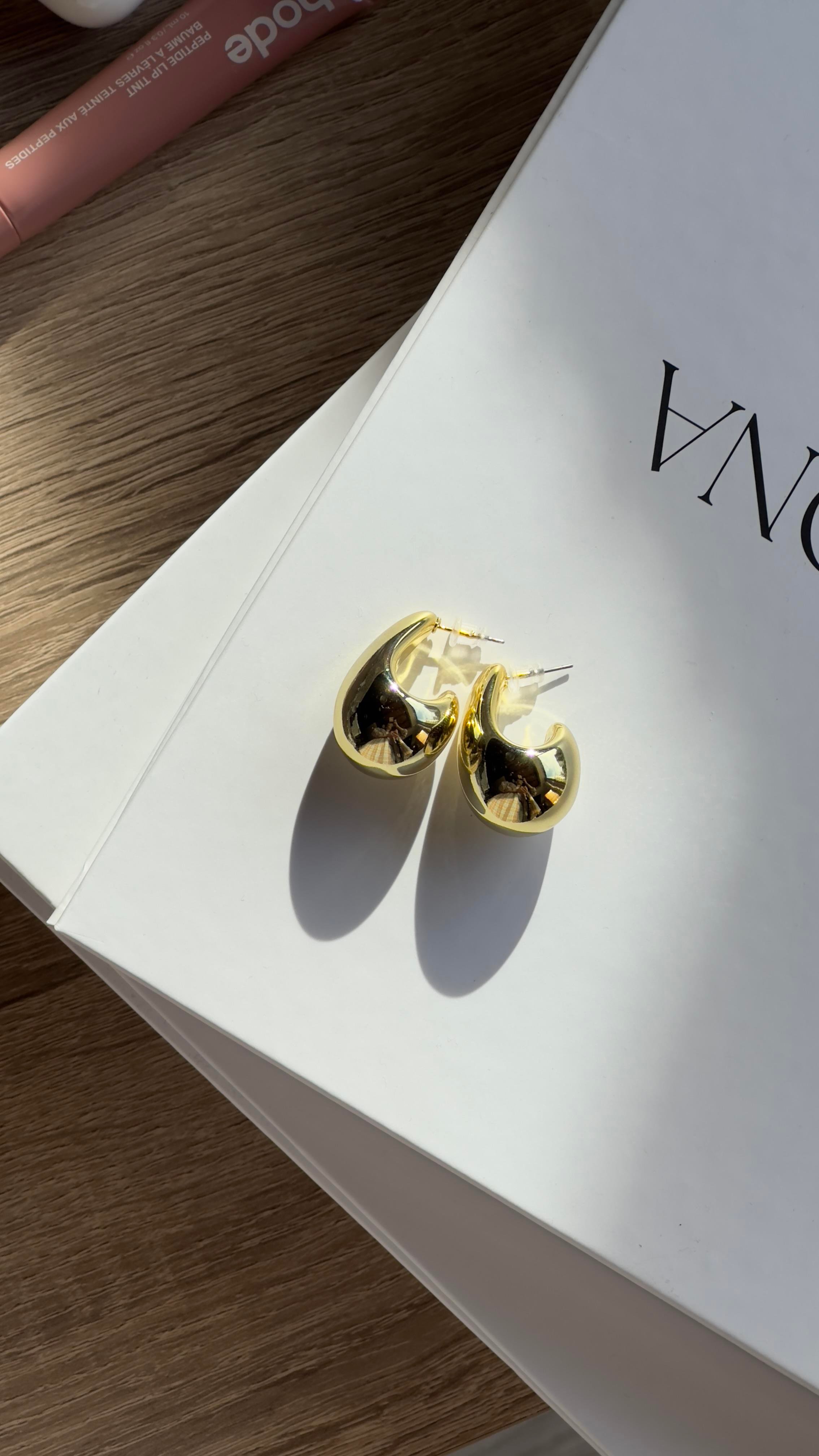 Gold Bombeli Yarım Daire Damla Küpe