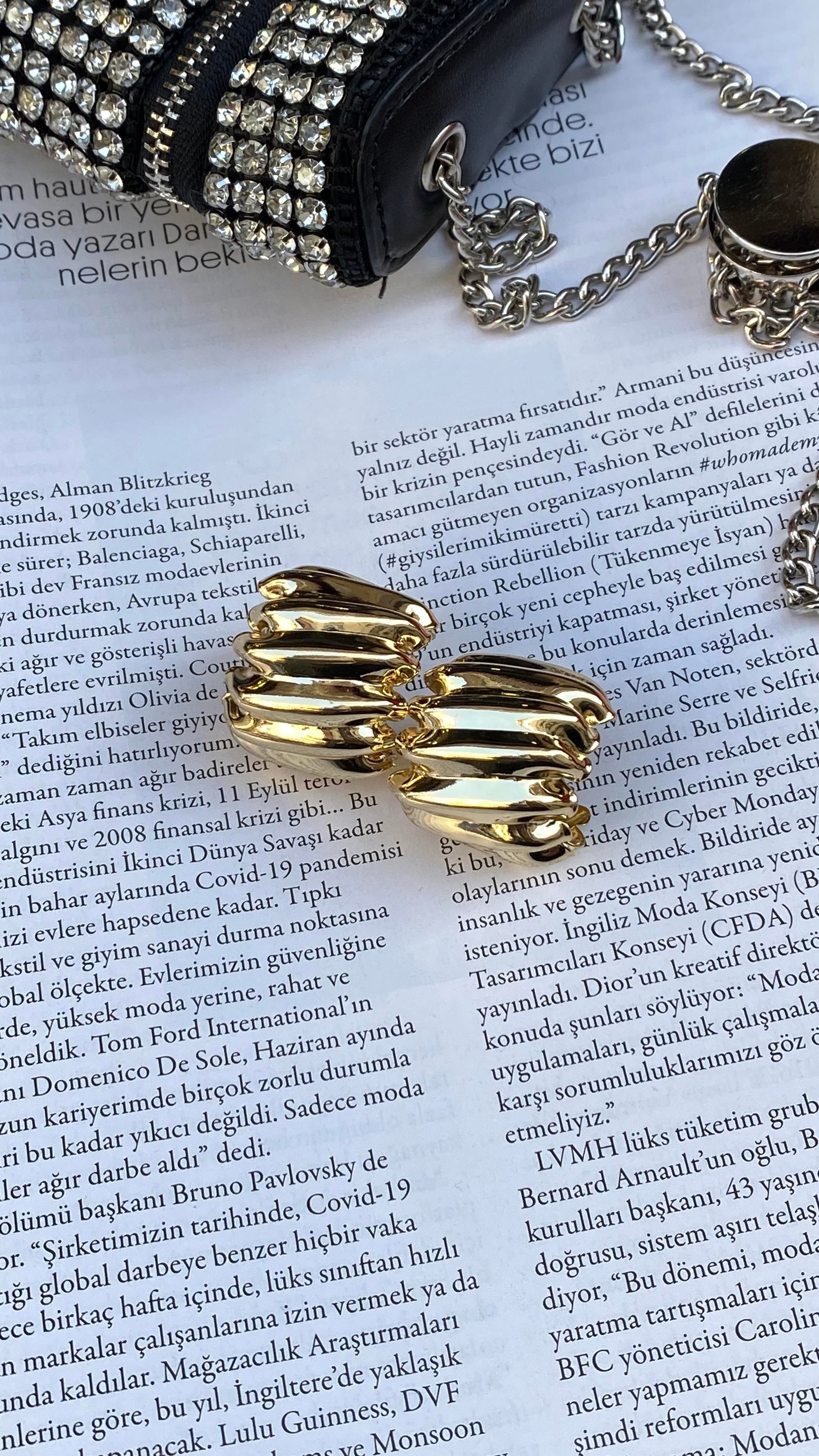 Gold C Şekli Kabartmalı Küpe 