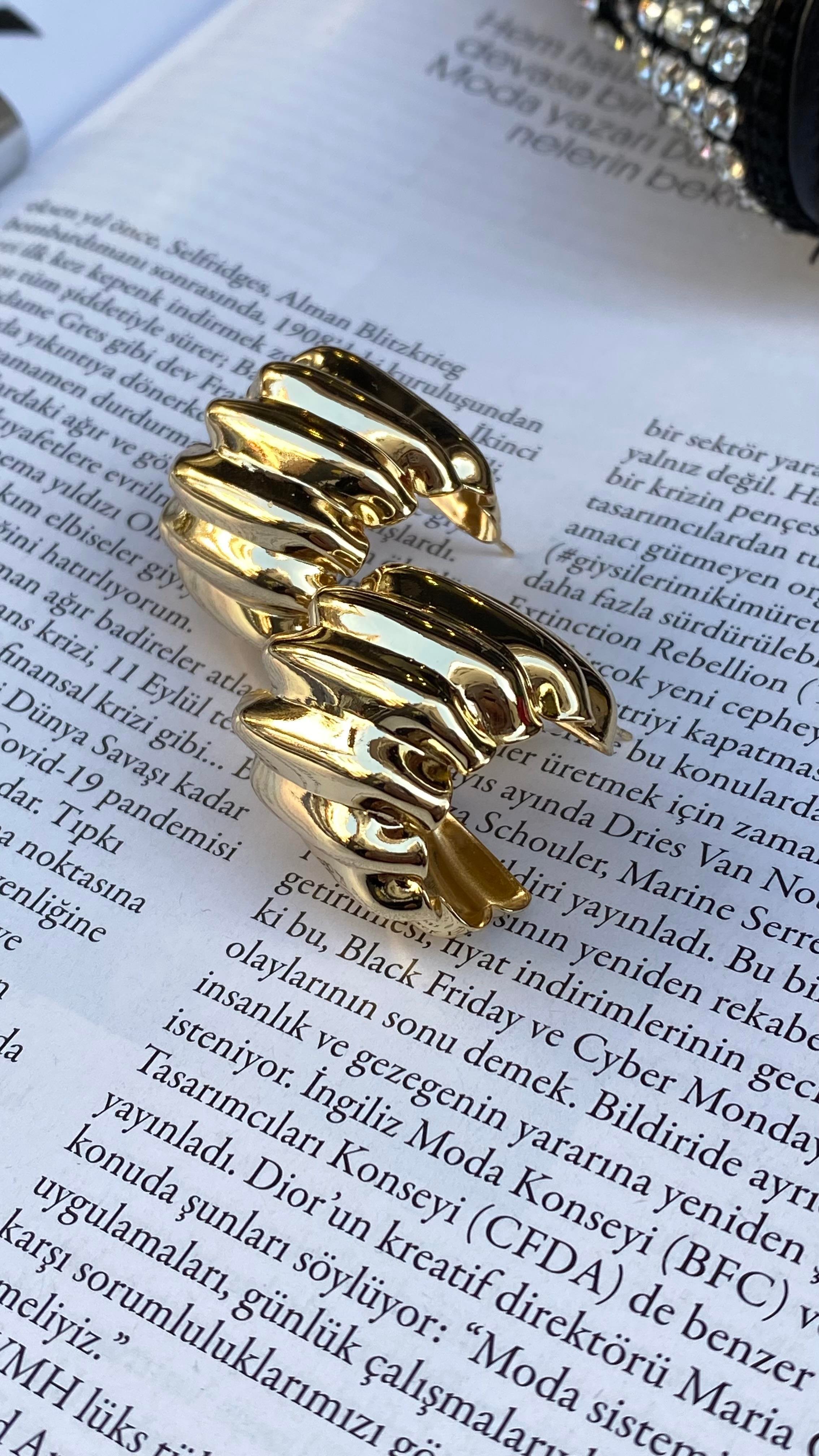 Gold C Şekli Kabartmalı Küpe 