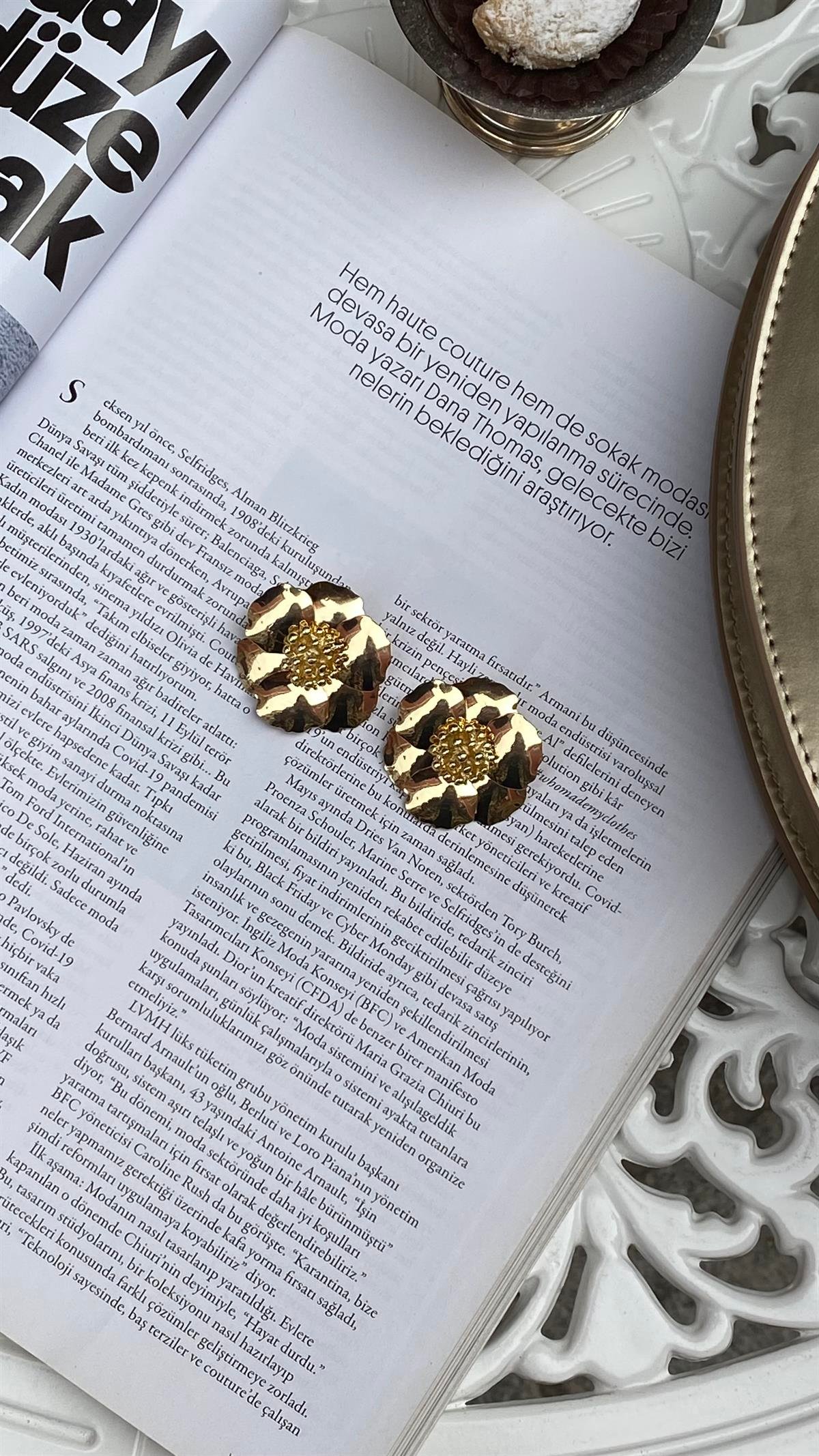 Gold Çiçek Model Küpe 