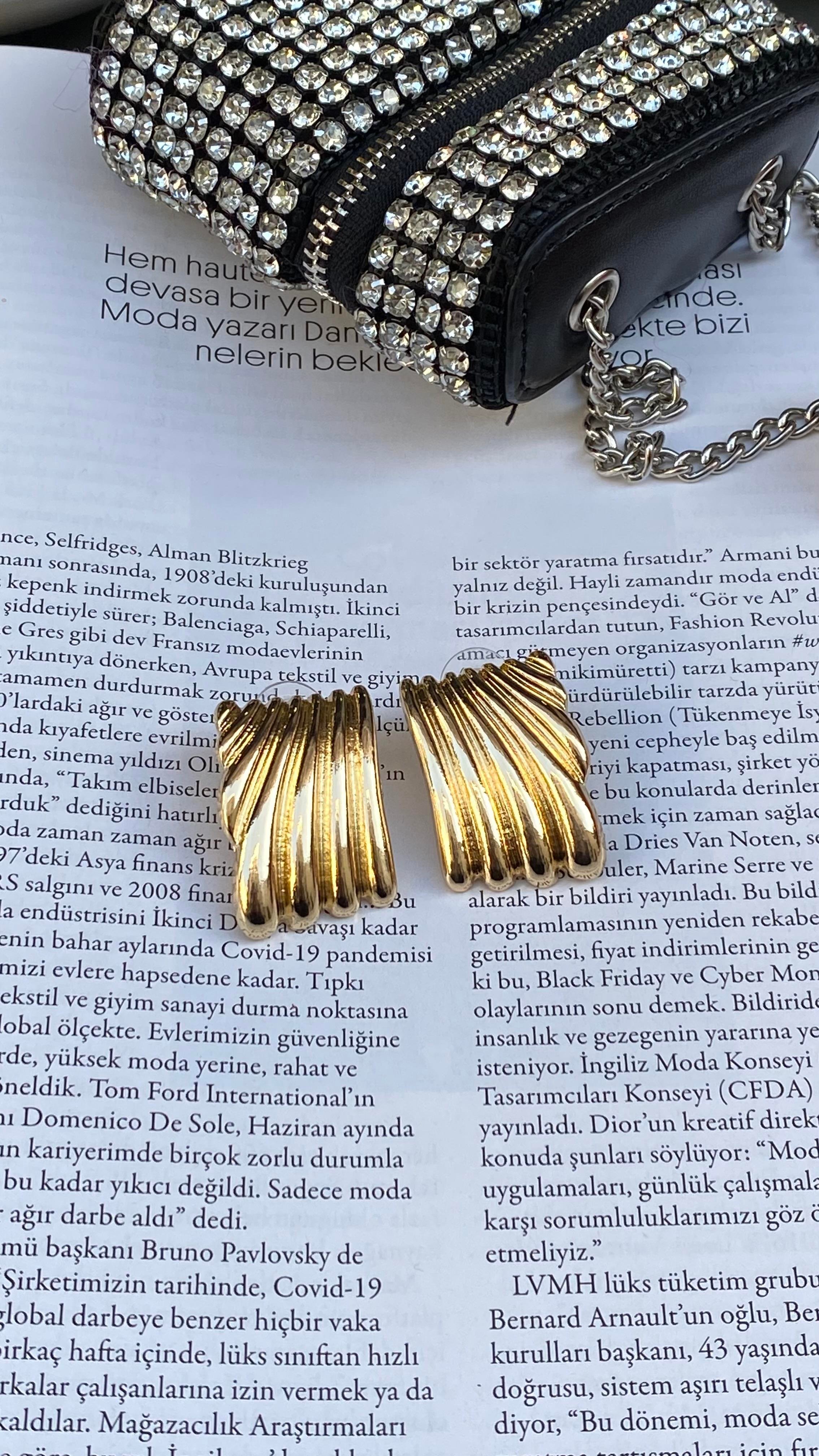 Gold Dikdörtgen Kabartmalı Marka Model Küpe 