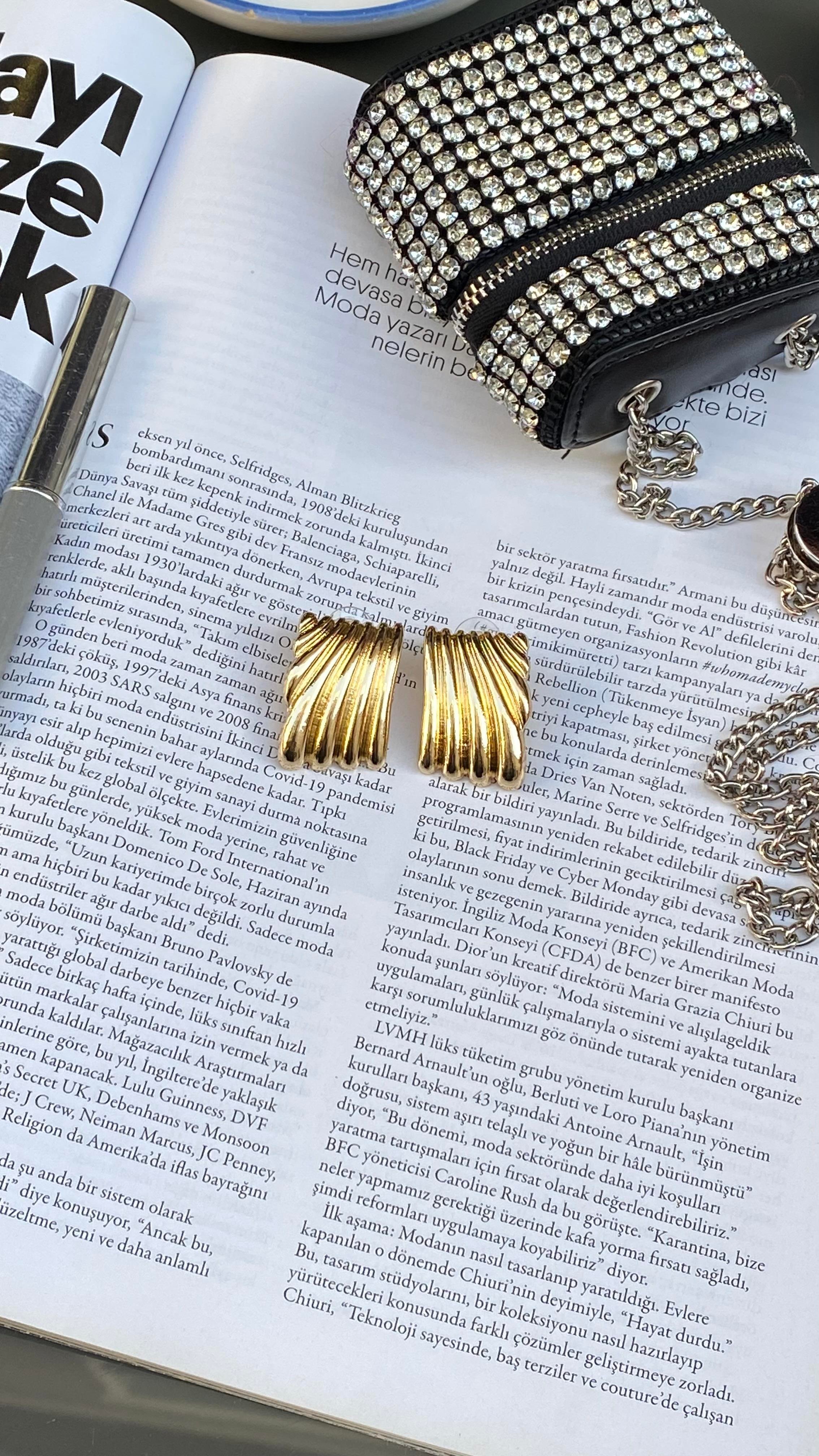 Gold Dikdörtgen Kabartmalı Marka Model Küpe 