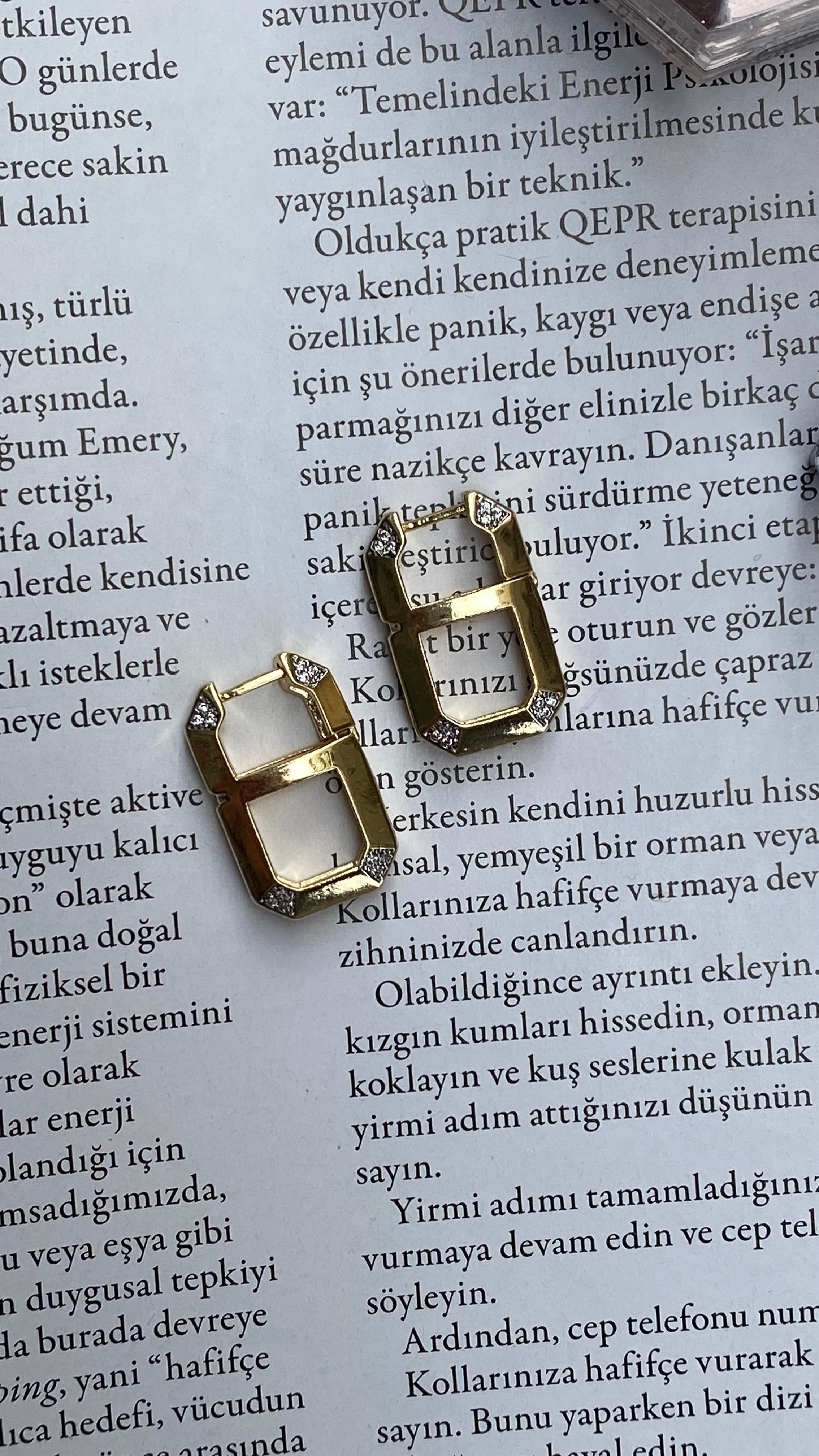 Gold Dikdörtgen Köşe Taş Küpe 