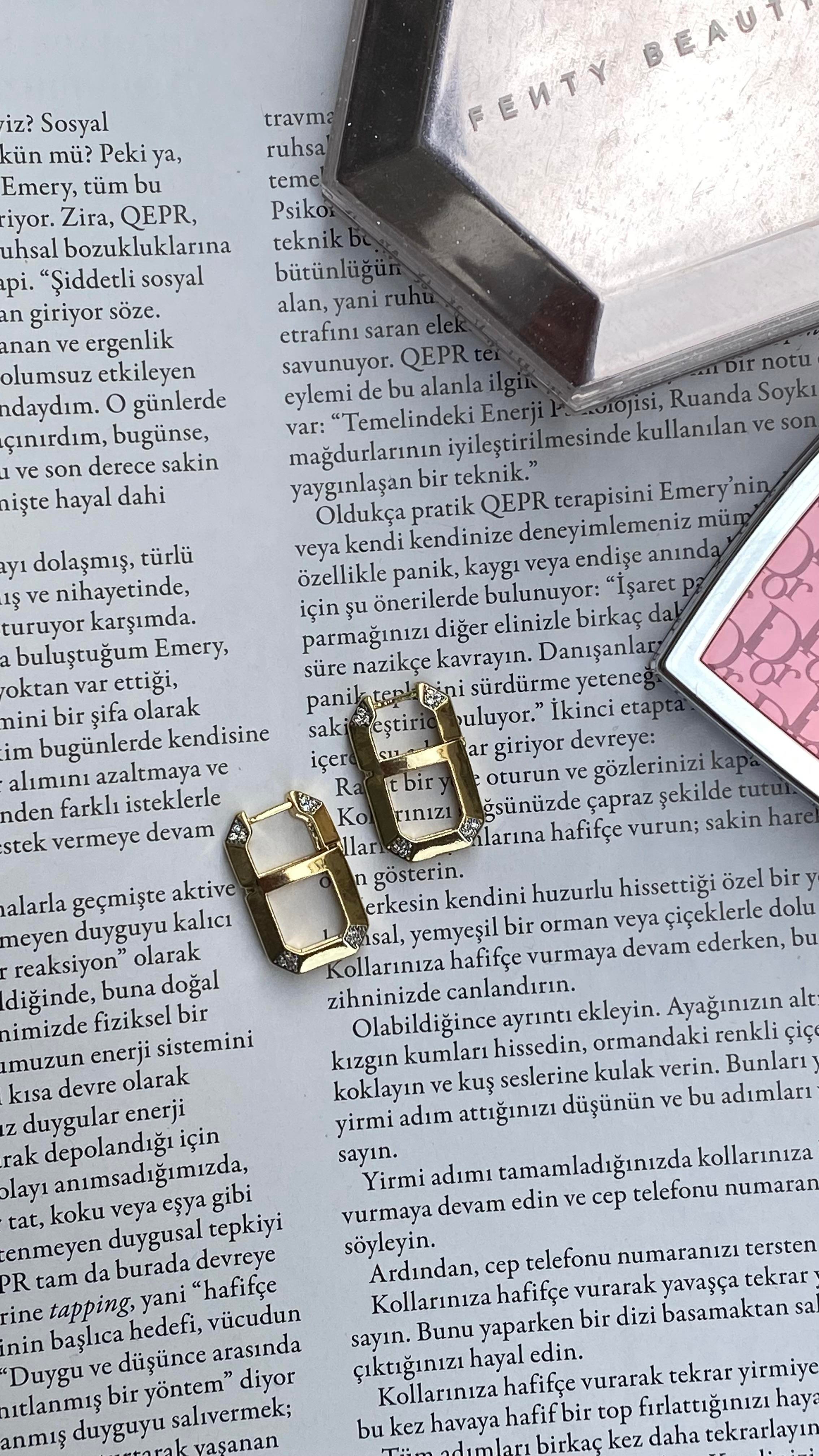 Gold Dikdörtgen Köşe Taş Küpe 