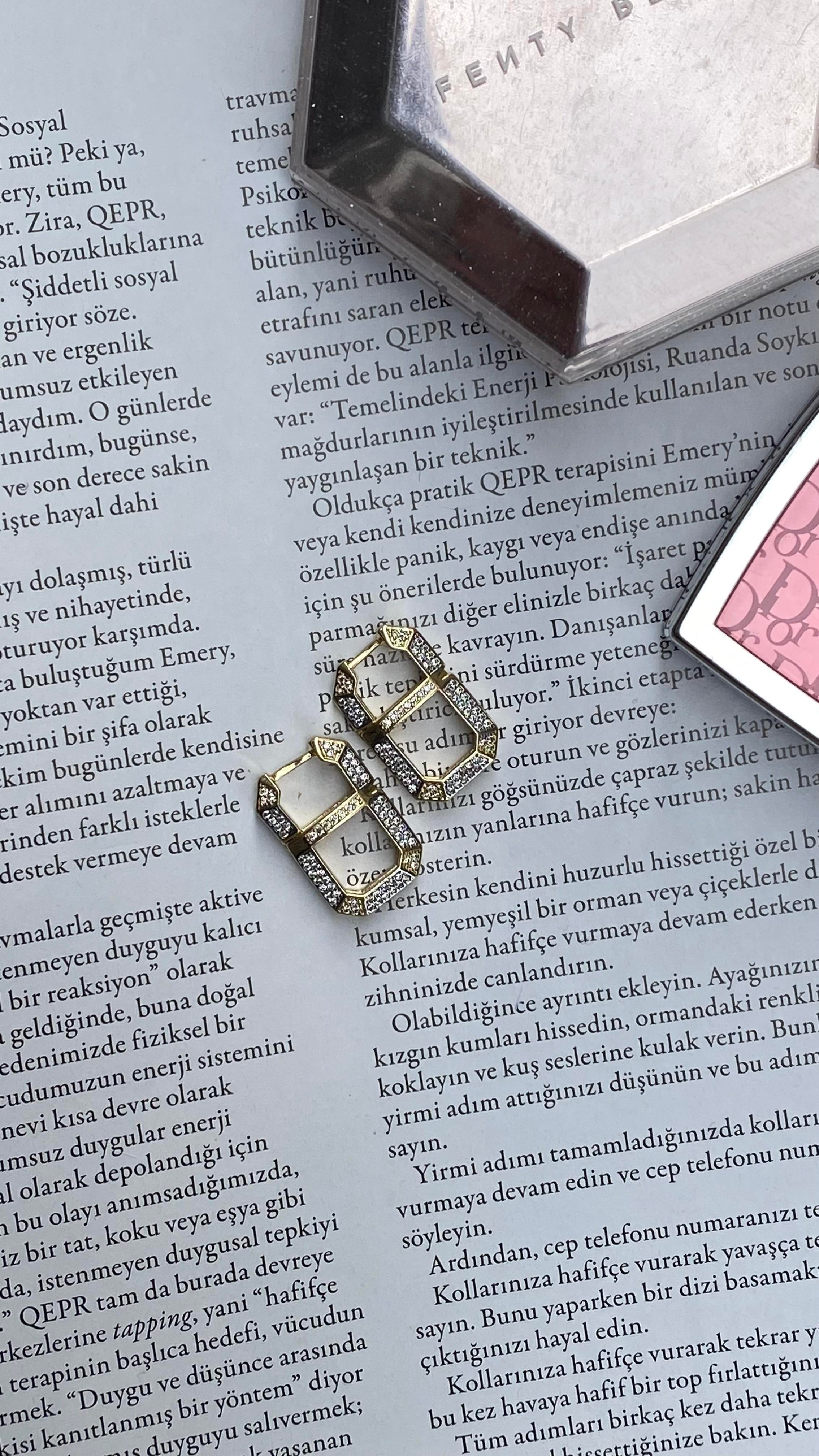 Gold Dikdörtgen Zirkon Taşlı Küpe