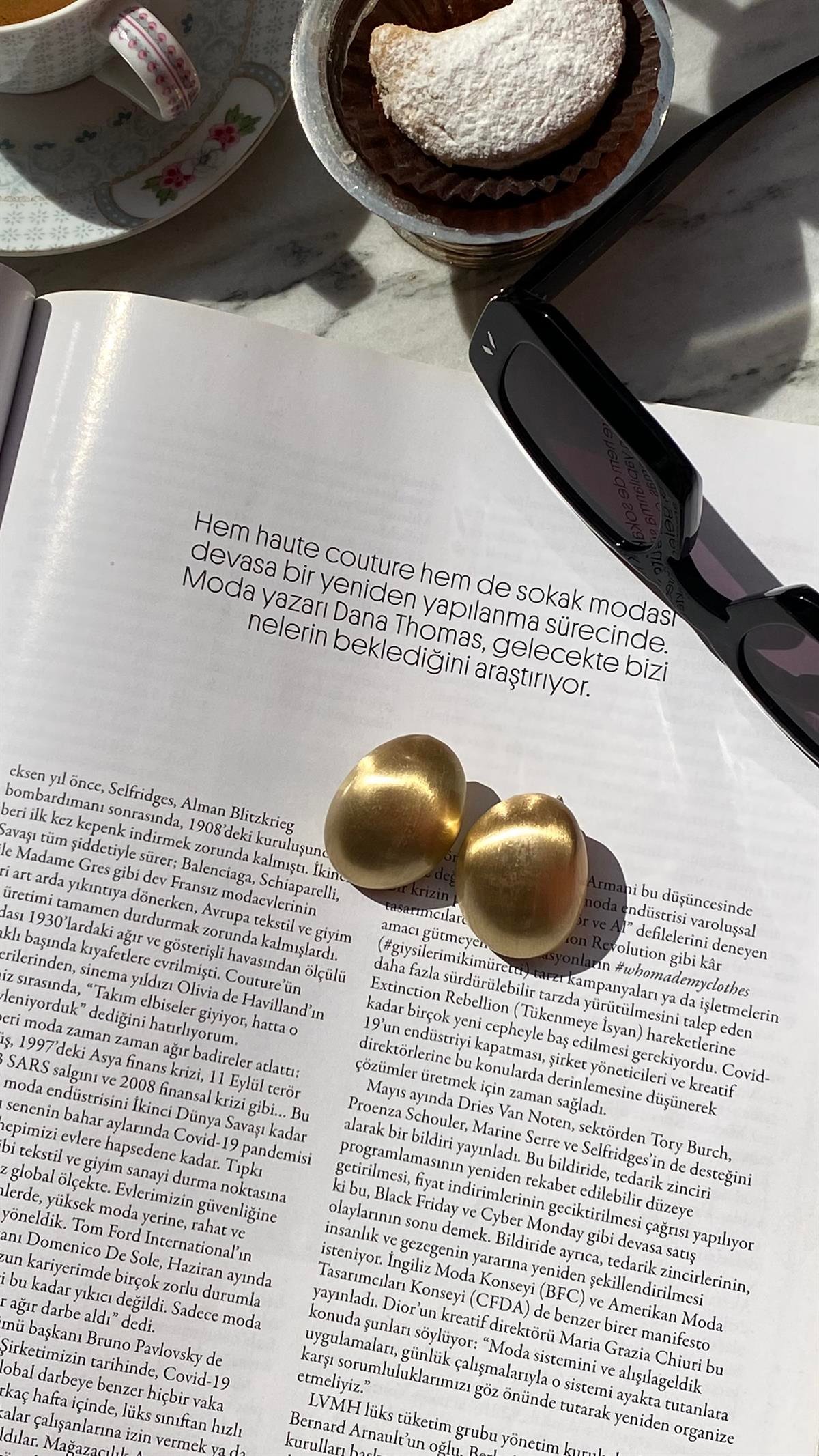 Gold Dolgulu Oval Küpe