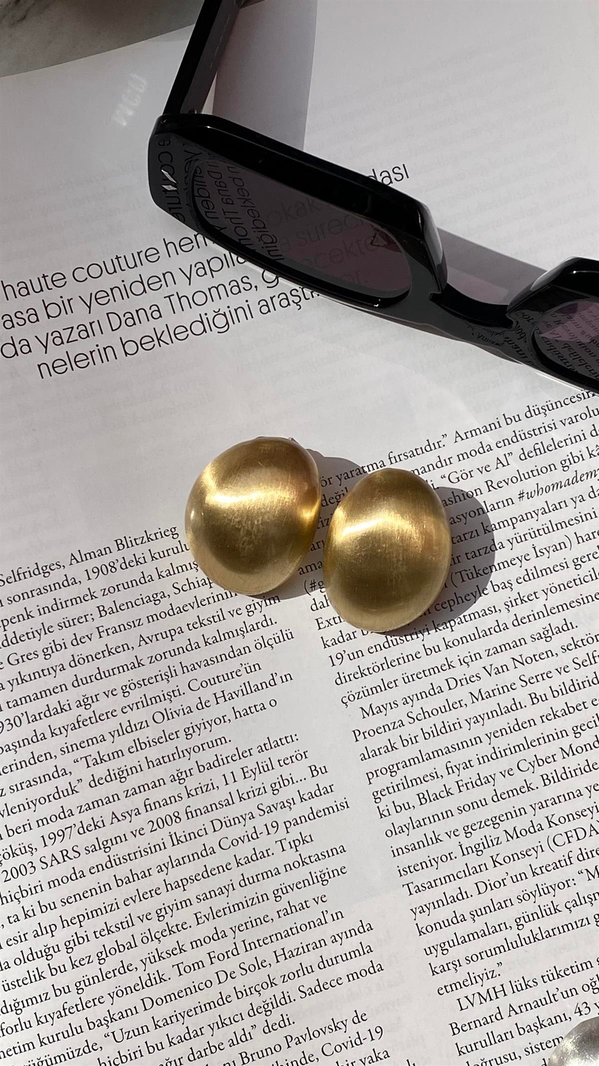 Gold Dolgulu Oval Küpe