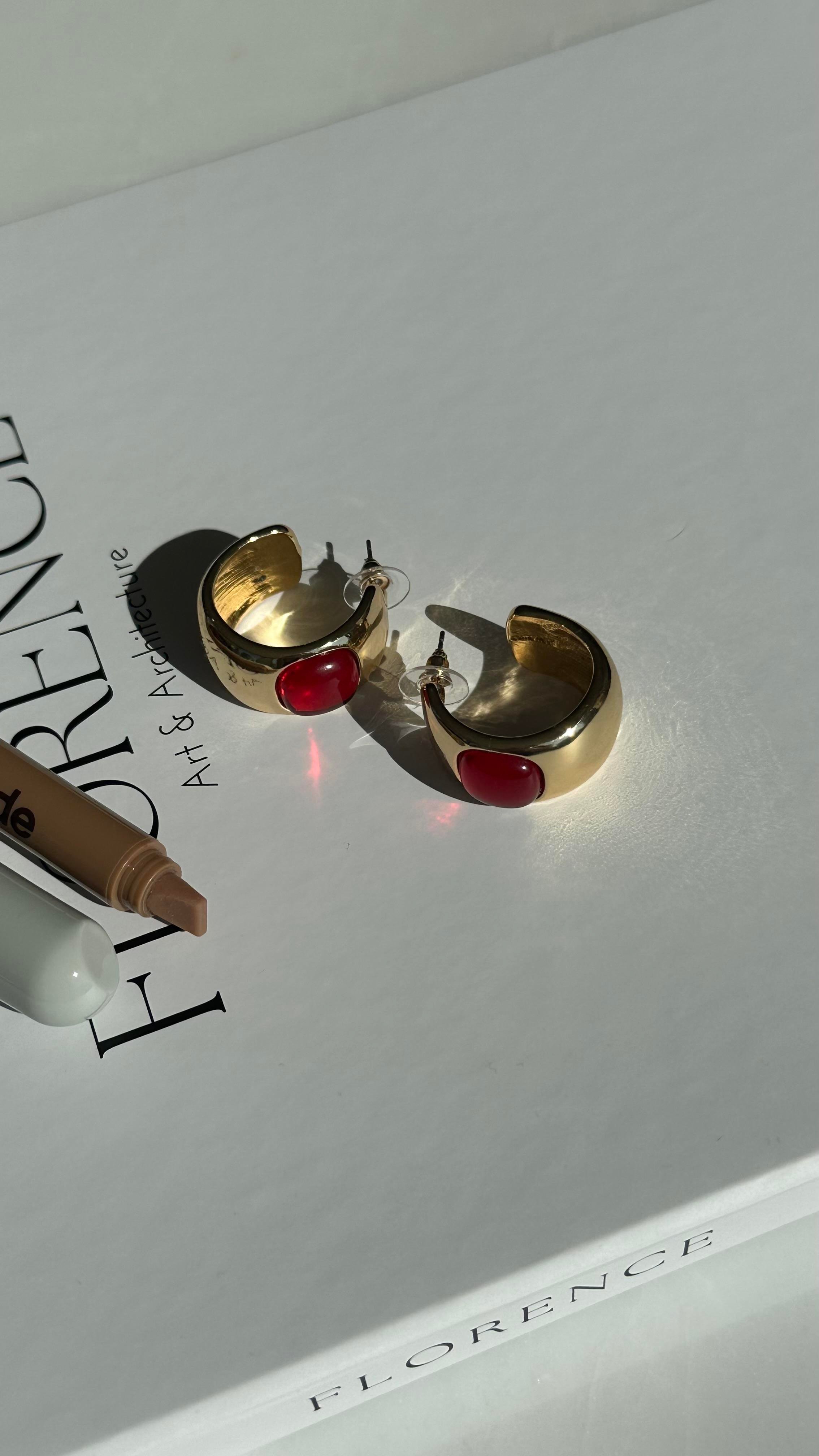 Gold Kırmızı Taş Detaylı Yarım Halka Küpe