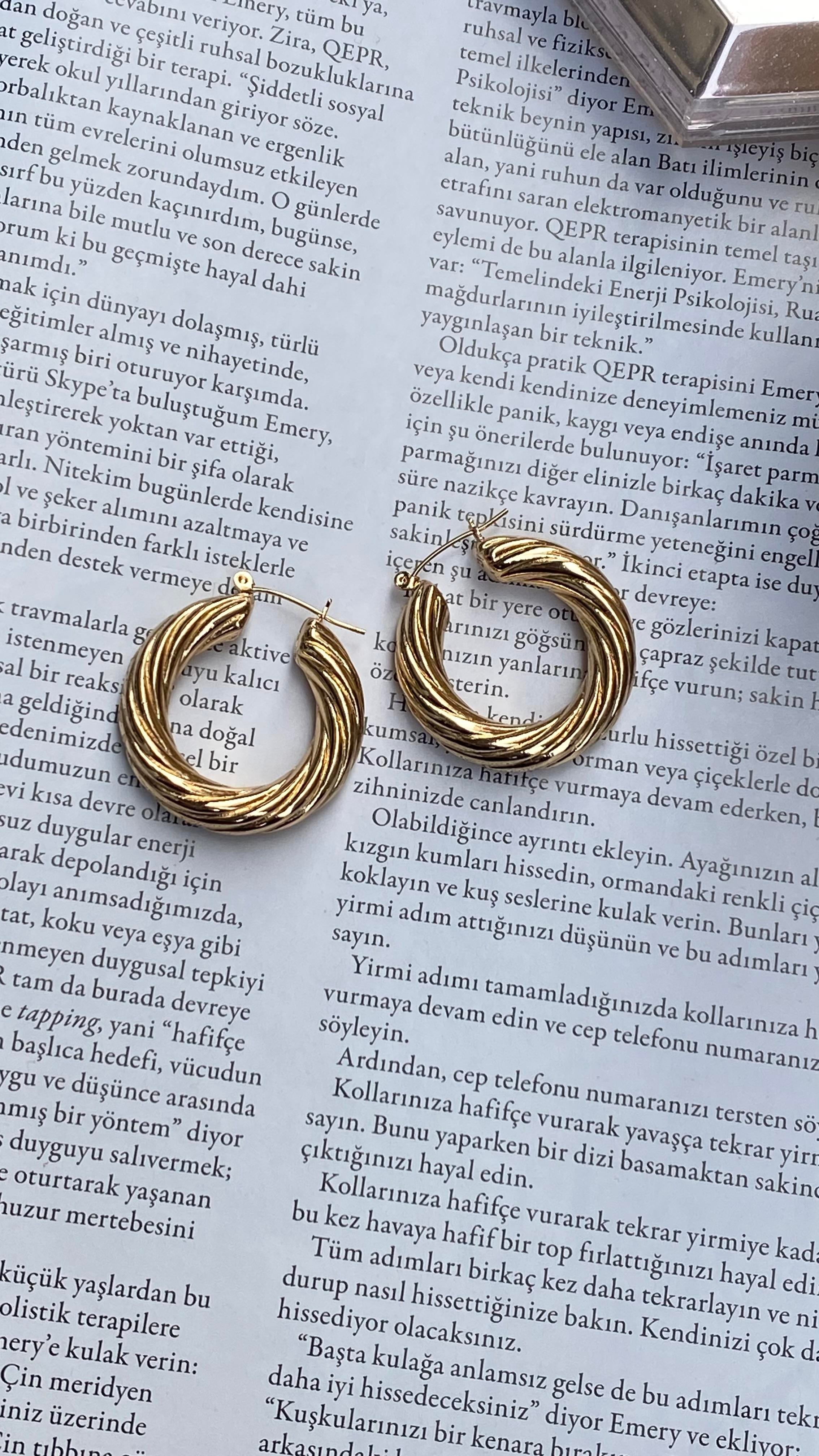 Gold Kıvrım Model Halka Küpe 