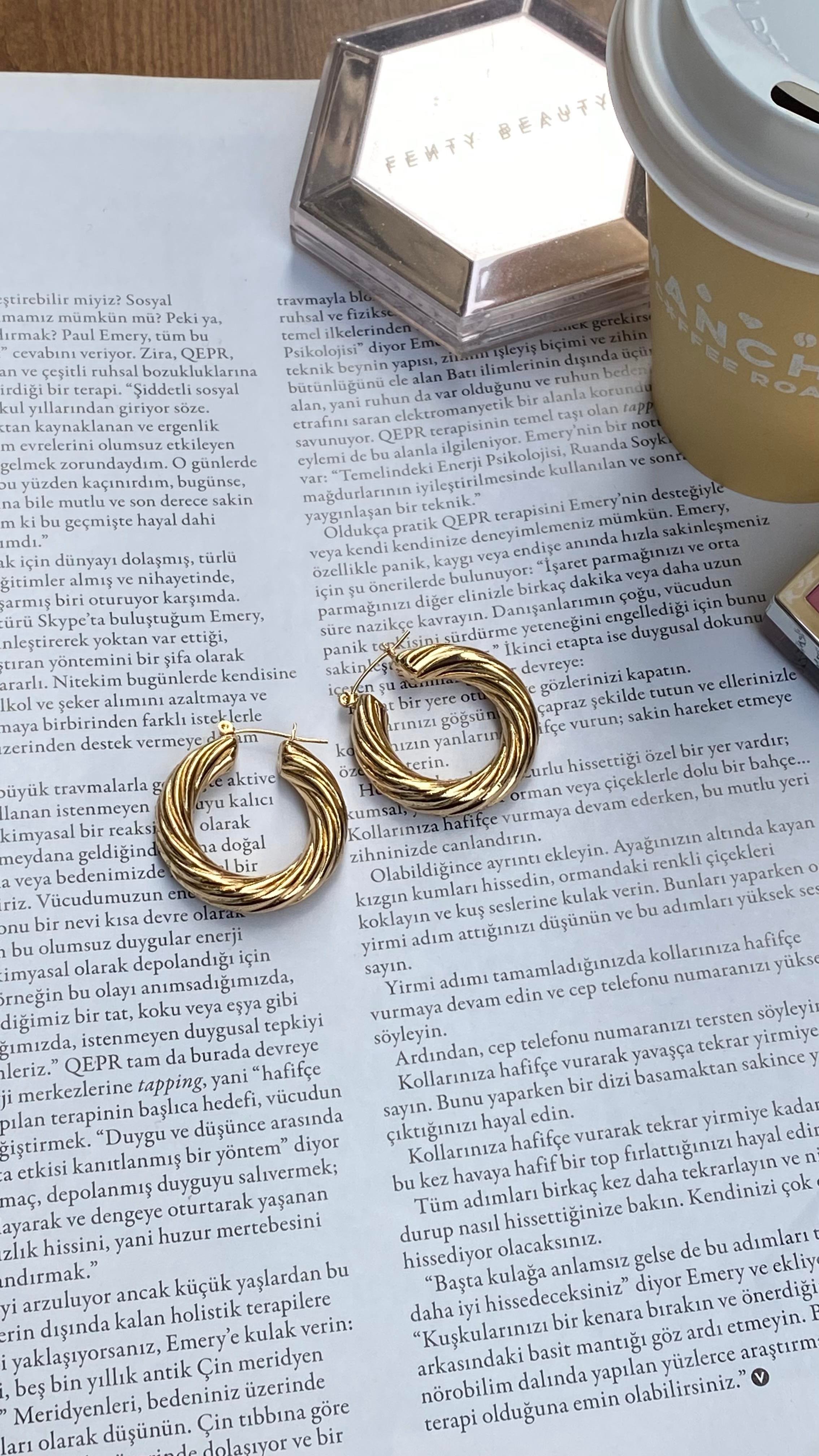 Gold Kıvrım Model Halka Küpe 