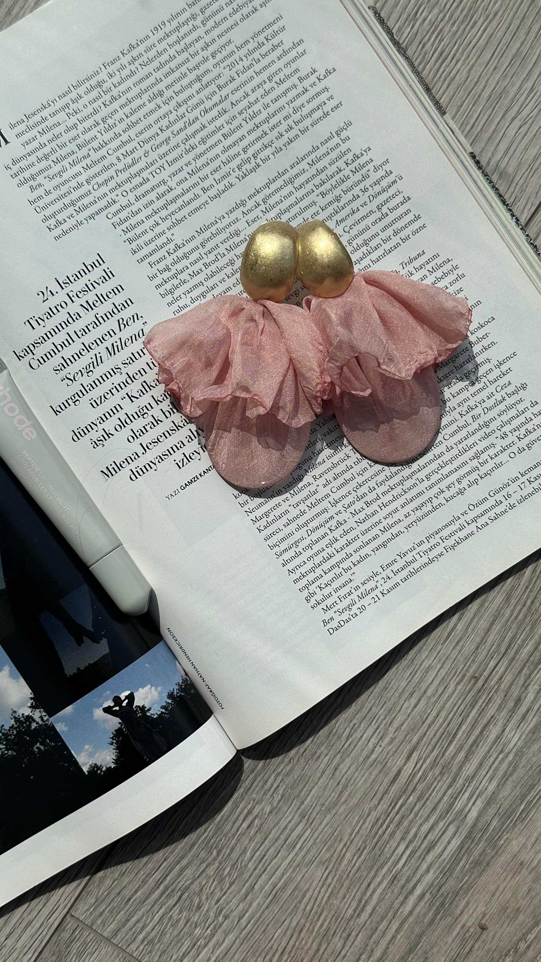 Gold Pembe Tül Detaylı Küpe