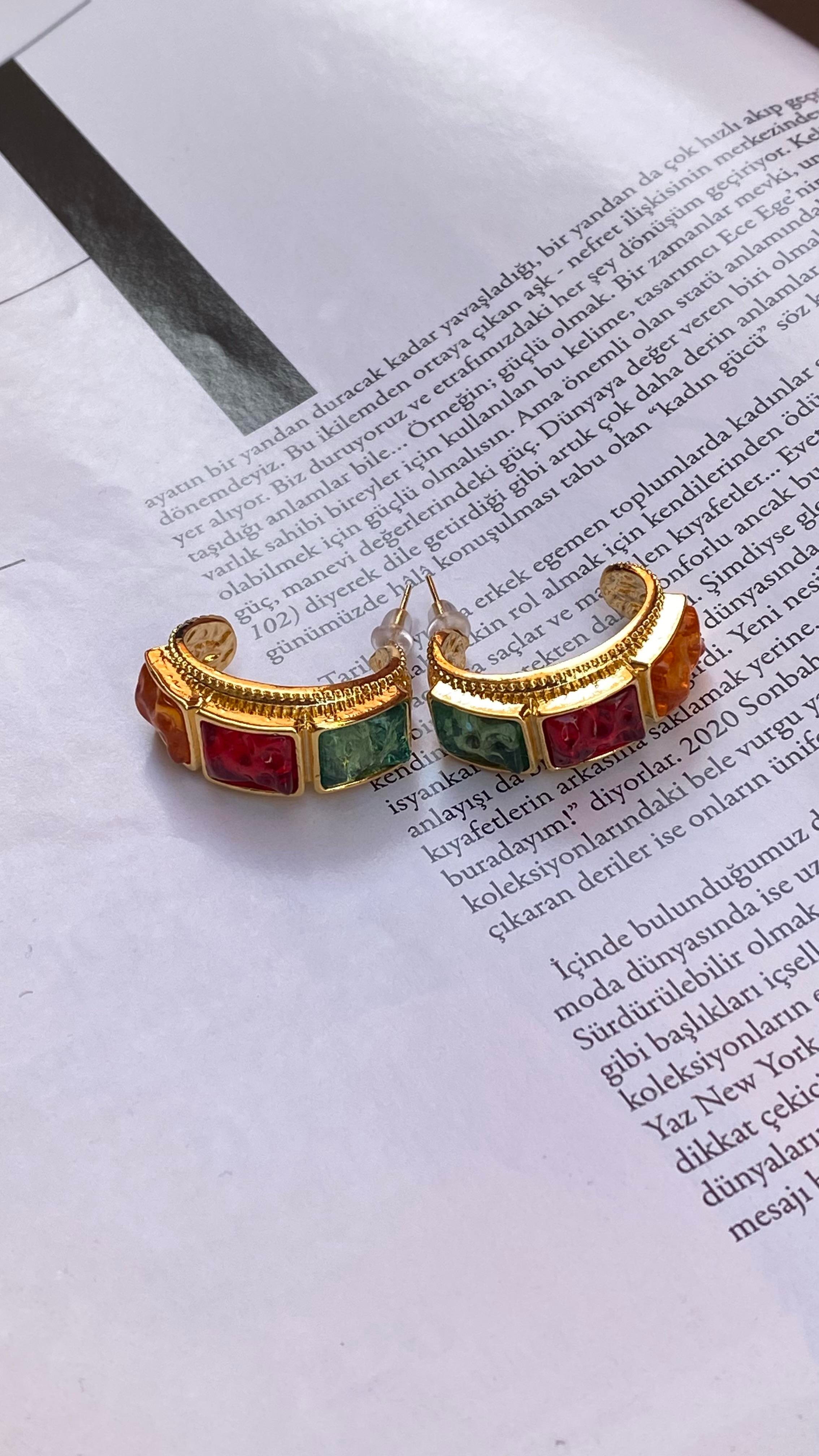 Gold Renkli Taş Model Özel Seri Çelik Küpe