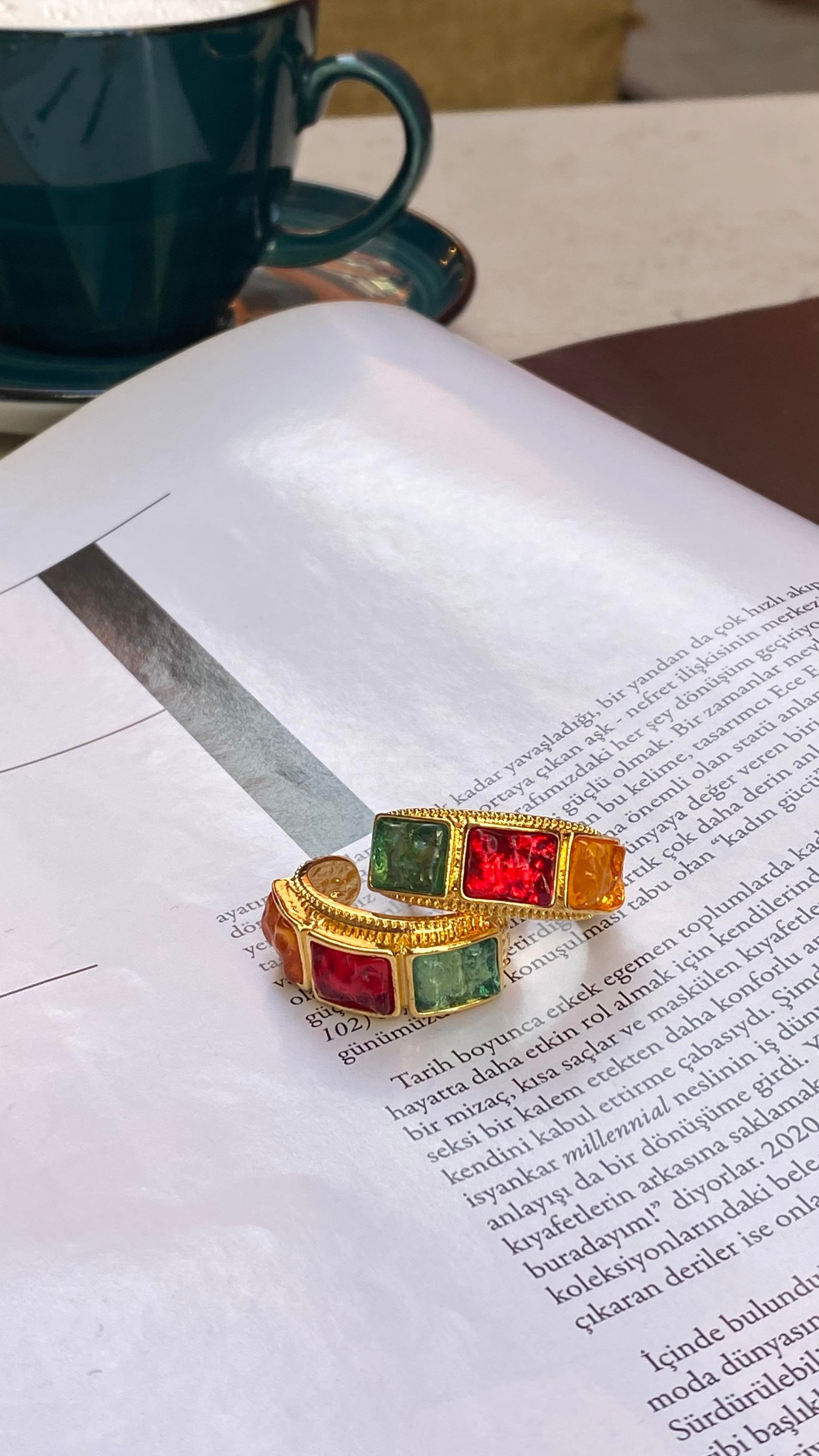 Gold Renkli Taş Model Özel Seri Çelik Küpe