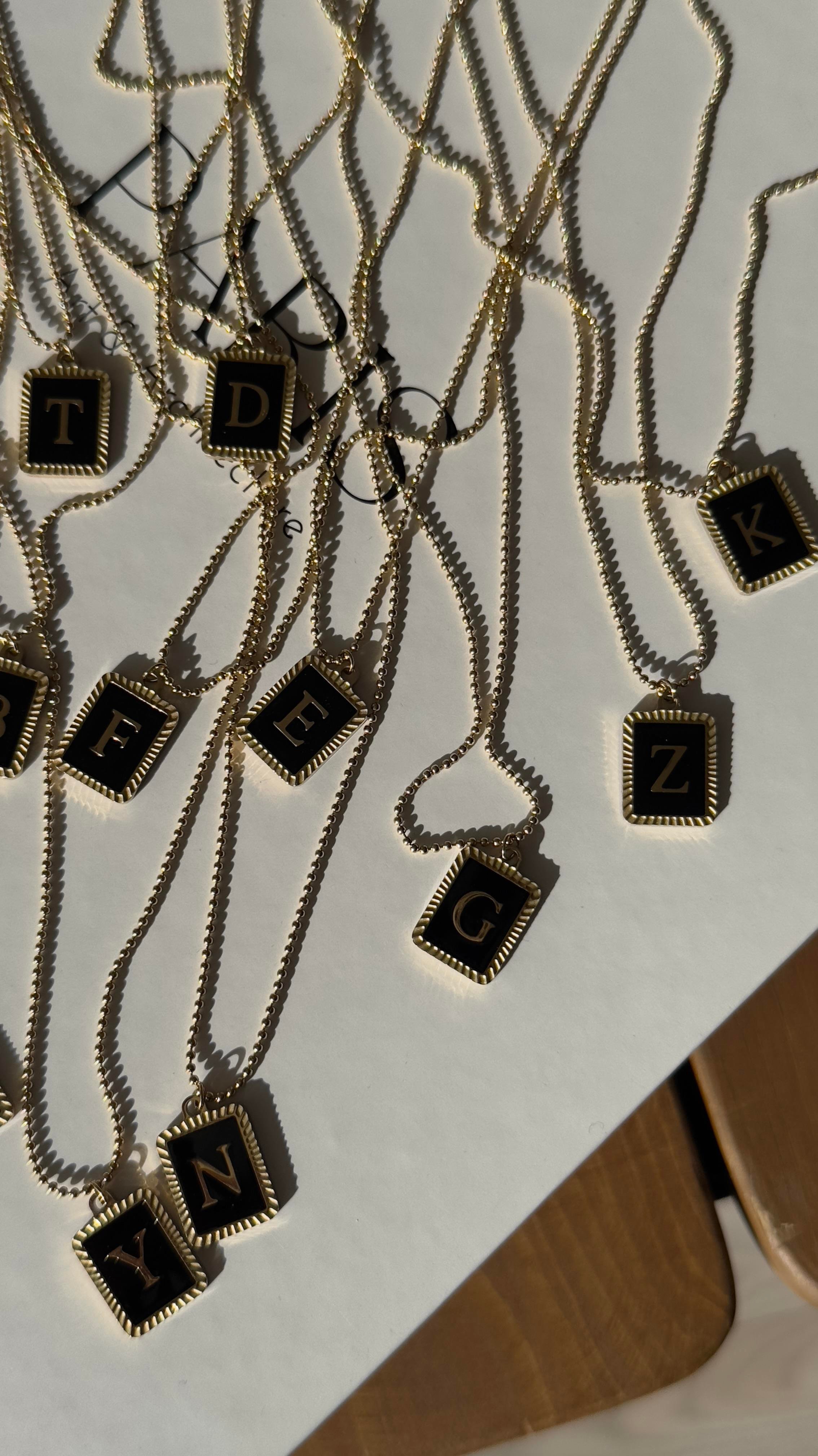Gold Siyah Plaka Harfli Kolye 