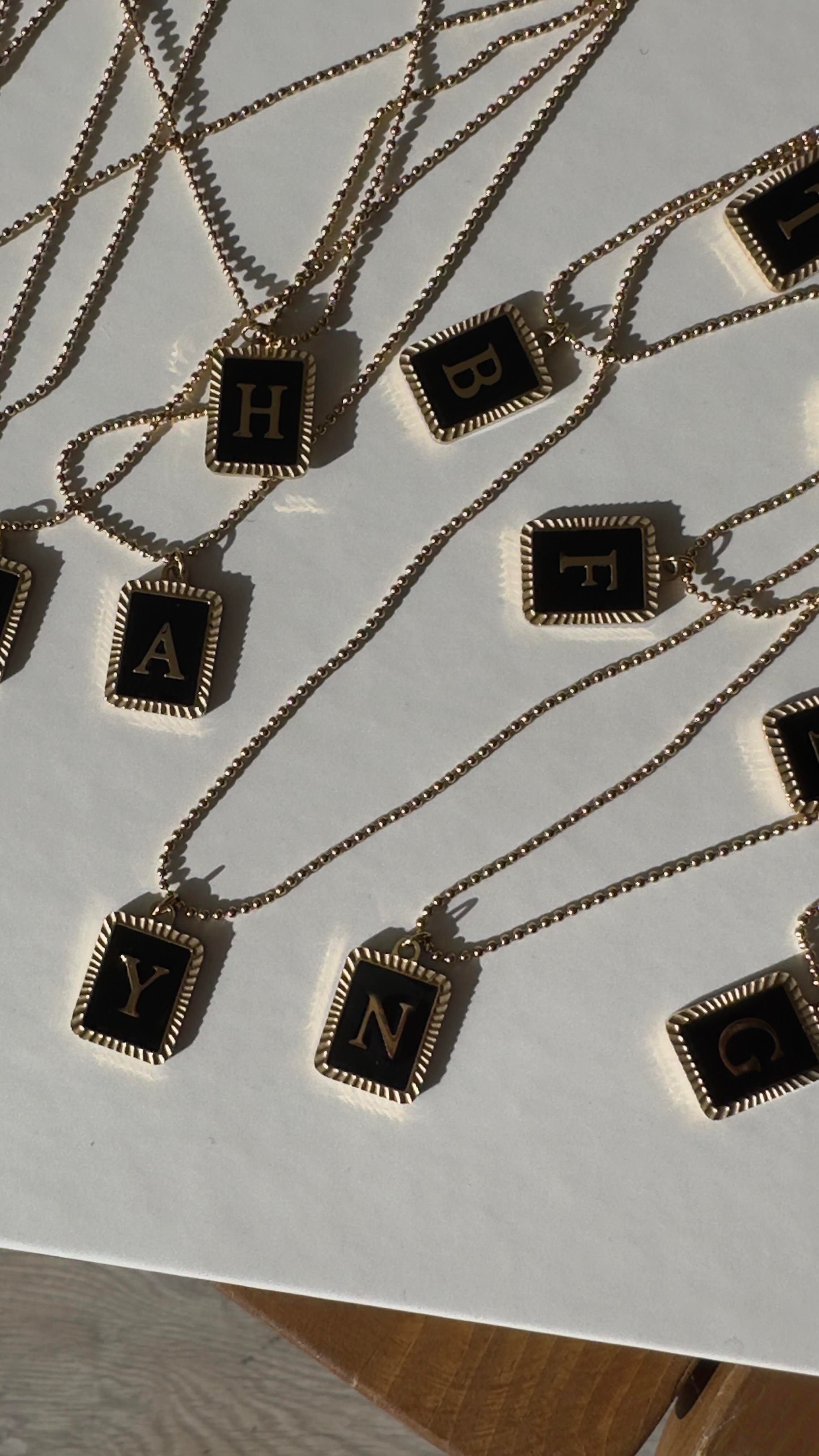 Gold Siyah Plaka Harfli Kolye 