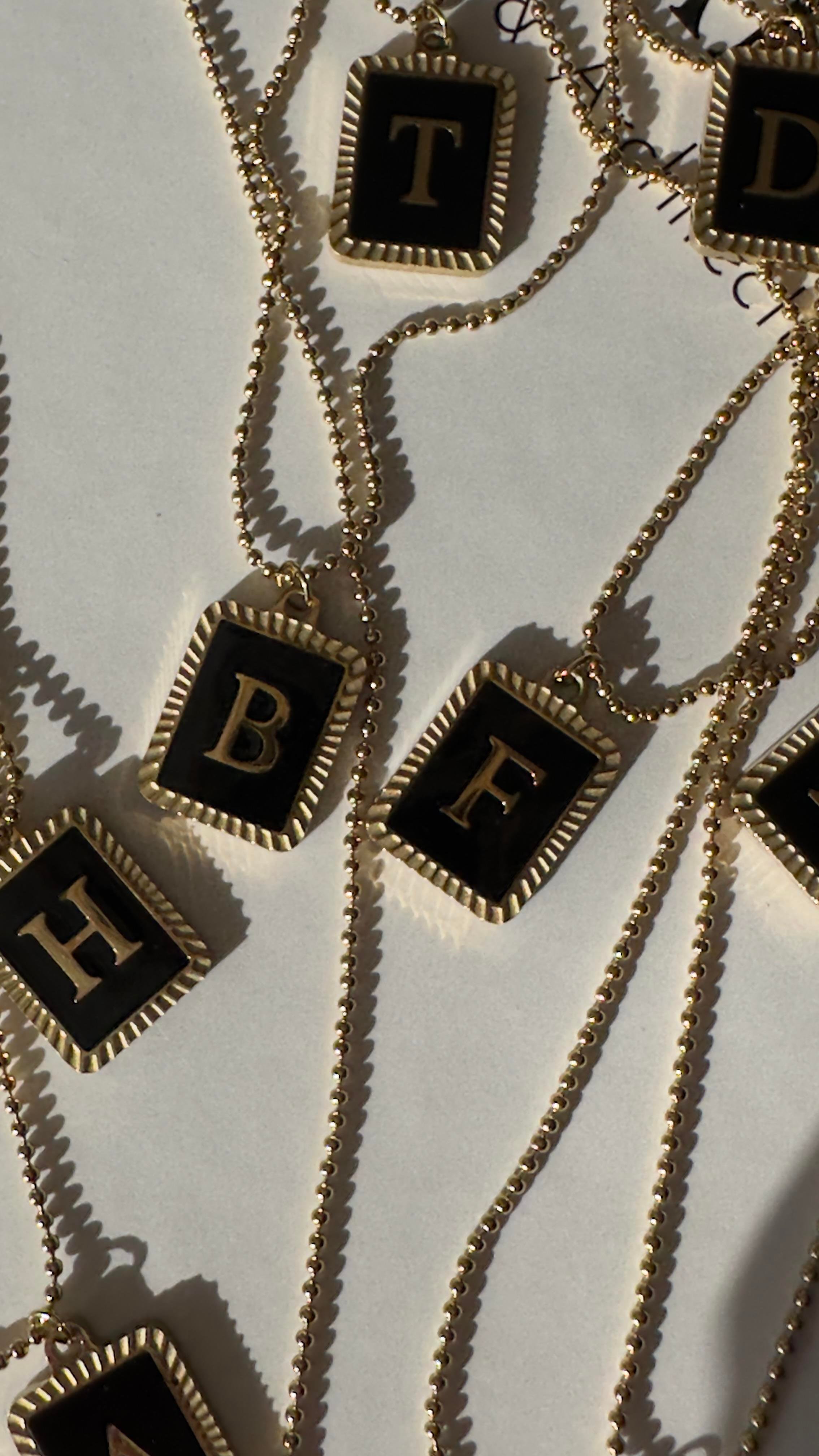 Gold Siyah Plaka Harfli Kolye 