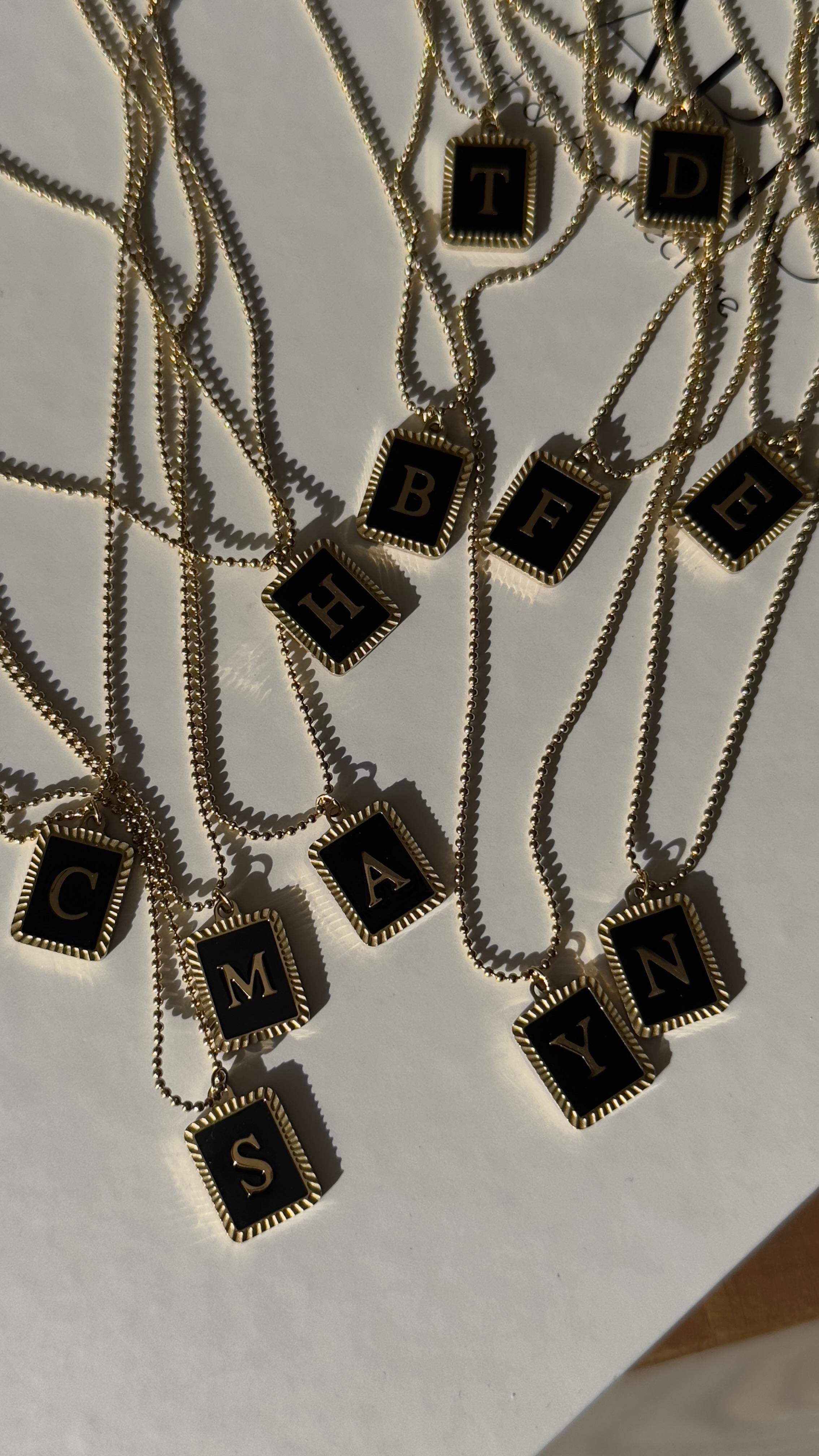 Gold Siyah Plaka Harfli Kolye 