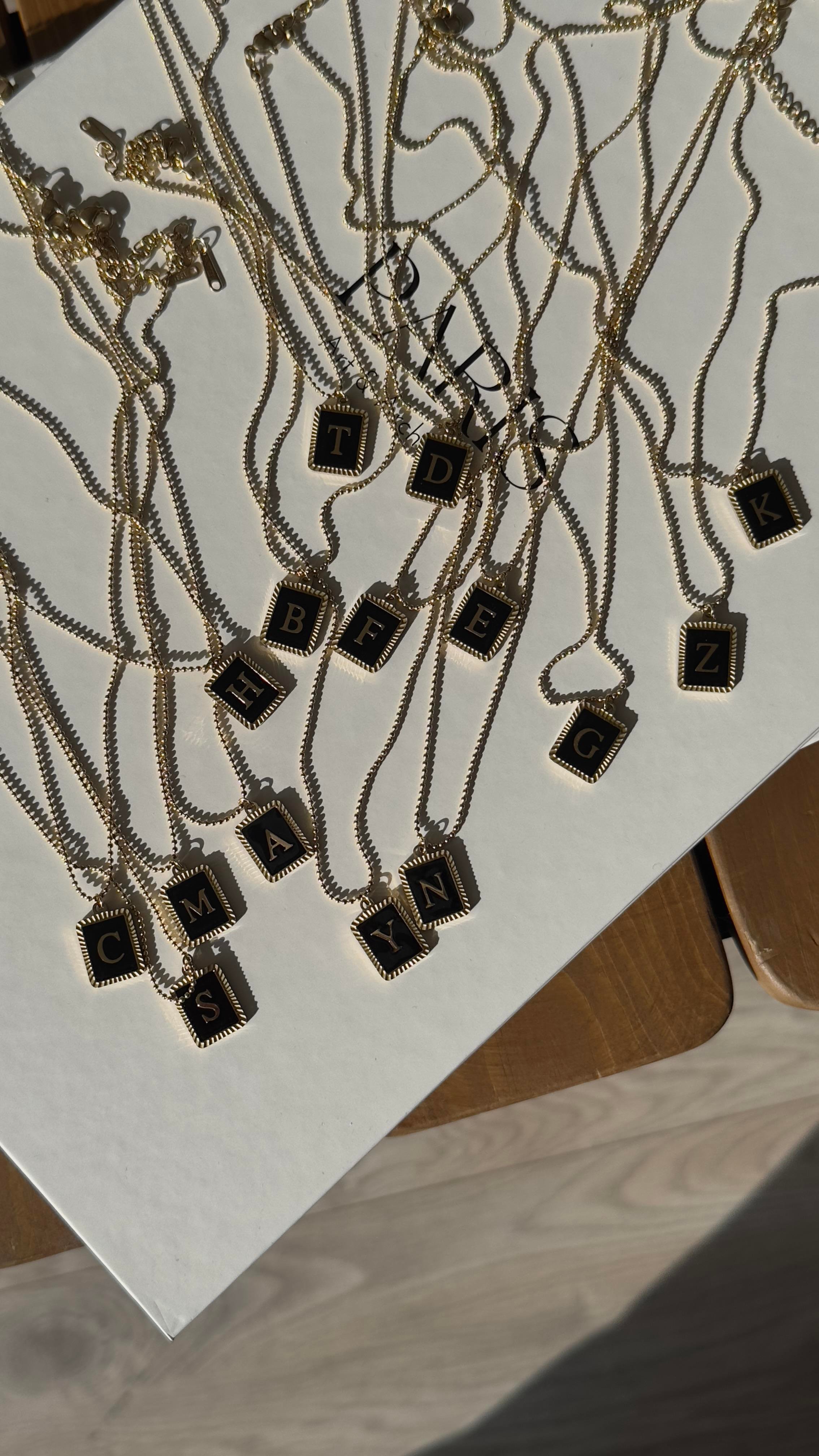 Gold Siyah Plaka Harfli Kolye 