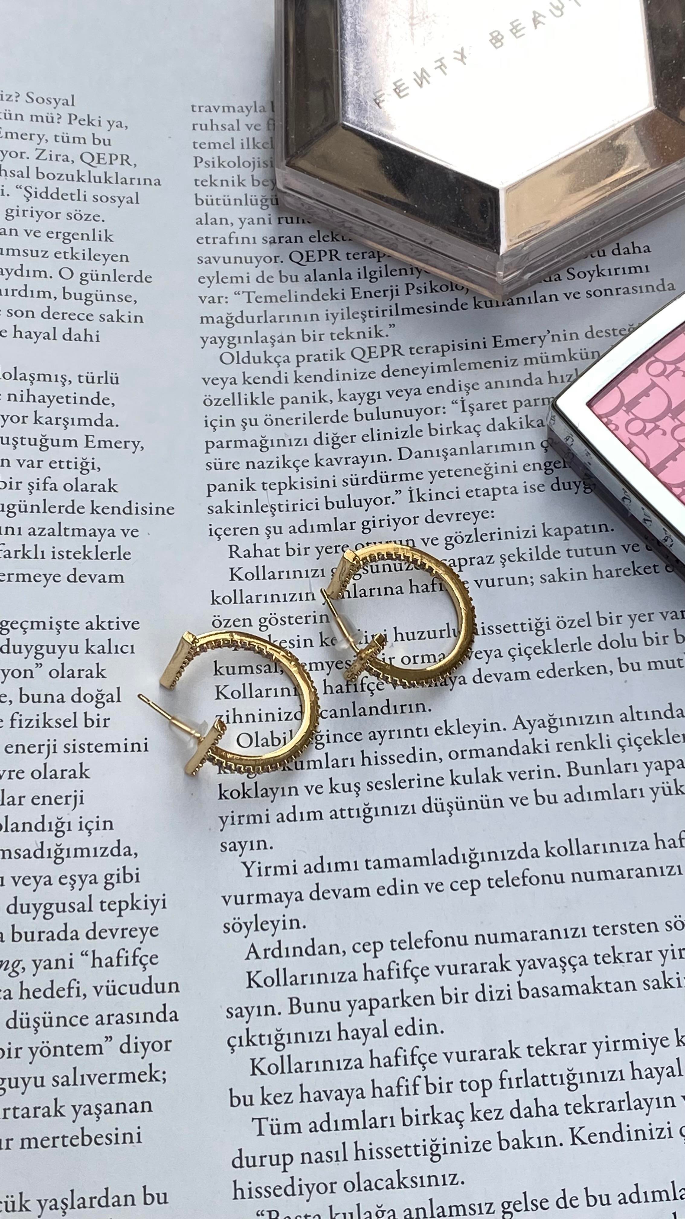 Gold T Şekli Yarı Halka İnce Küpe