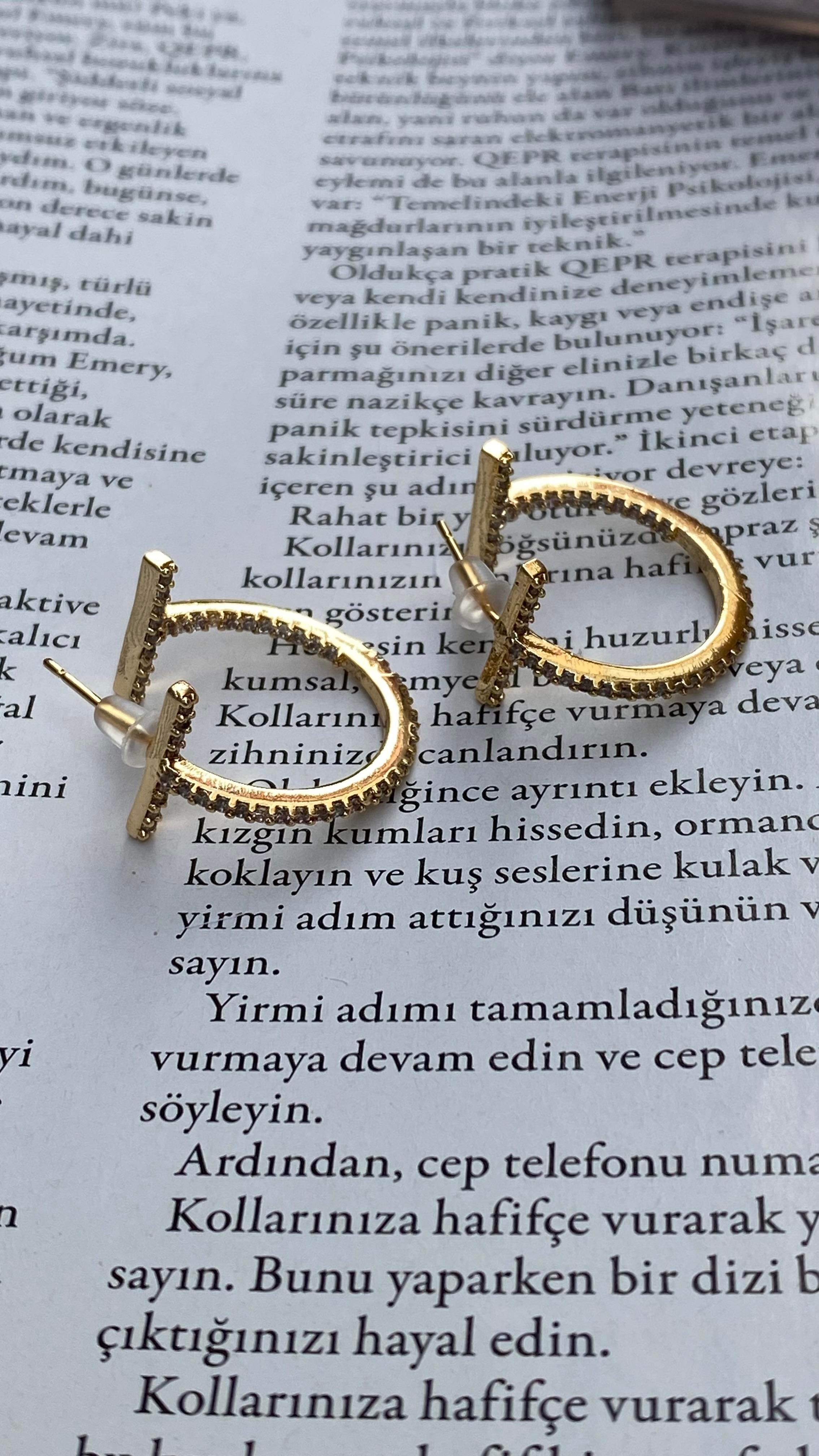 Gold T Şekli Yarı Halka İnce Küpe