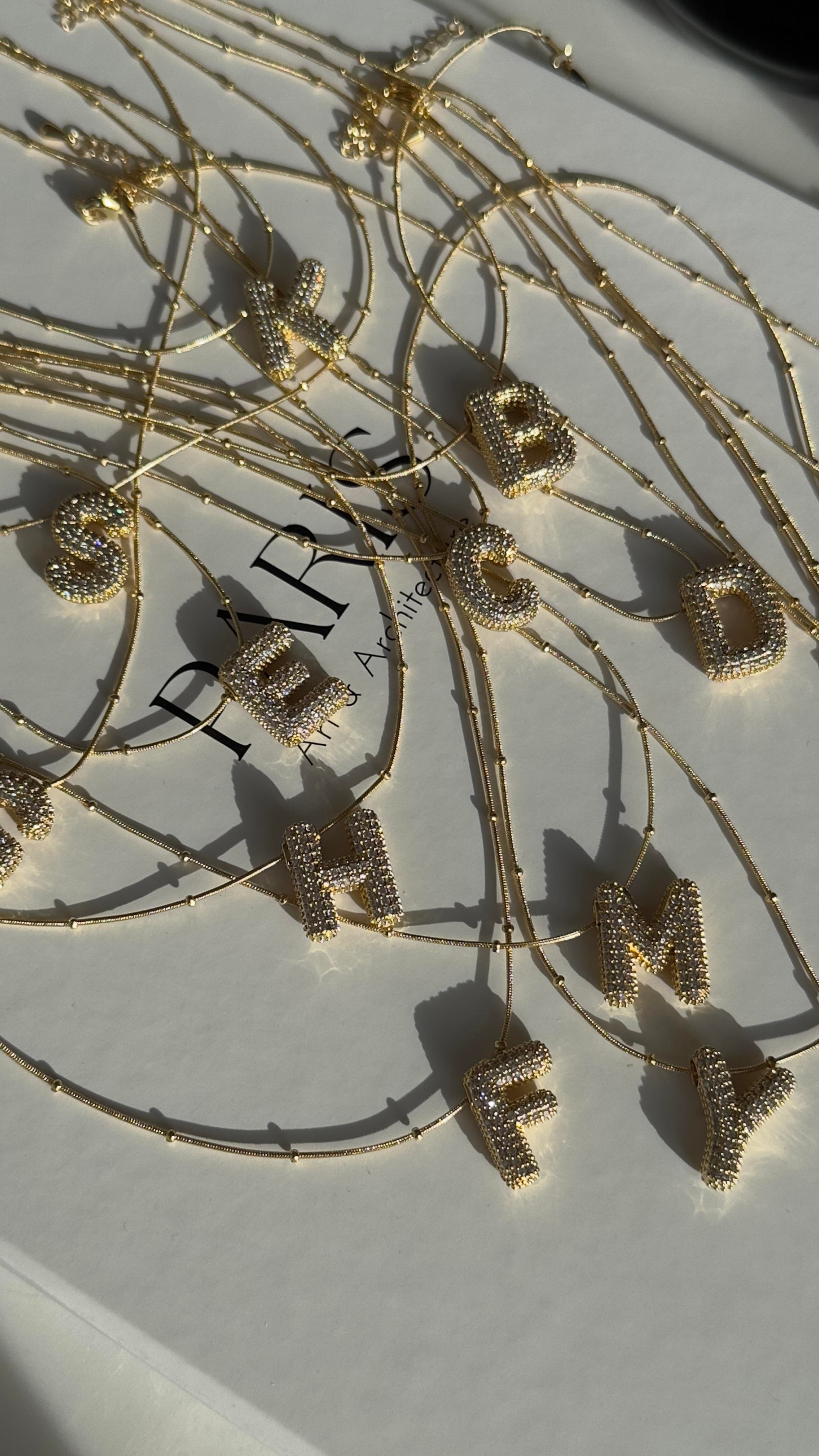 Gold Taşlı Bombeli Harfli Kolye 