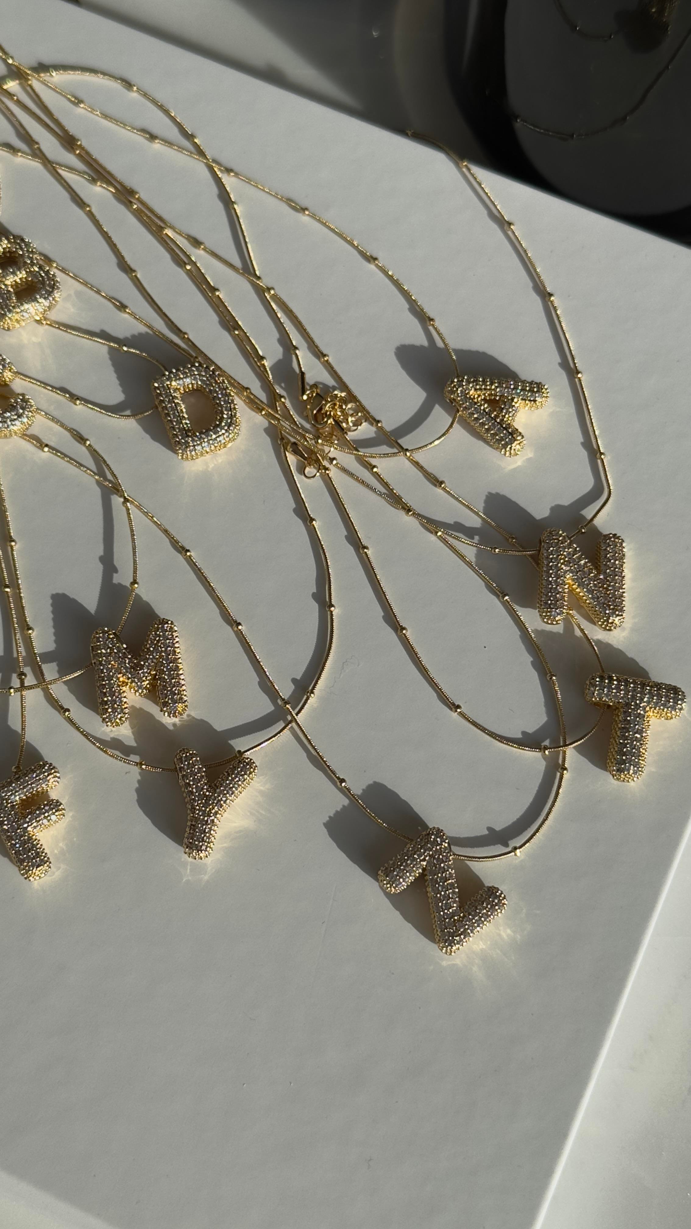 Gold Taşlı Bombeli Harfli Kolye 