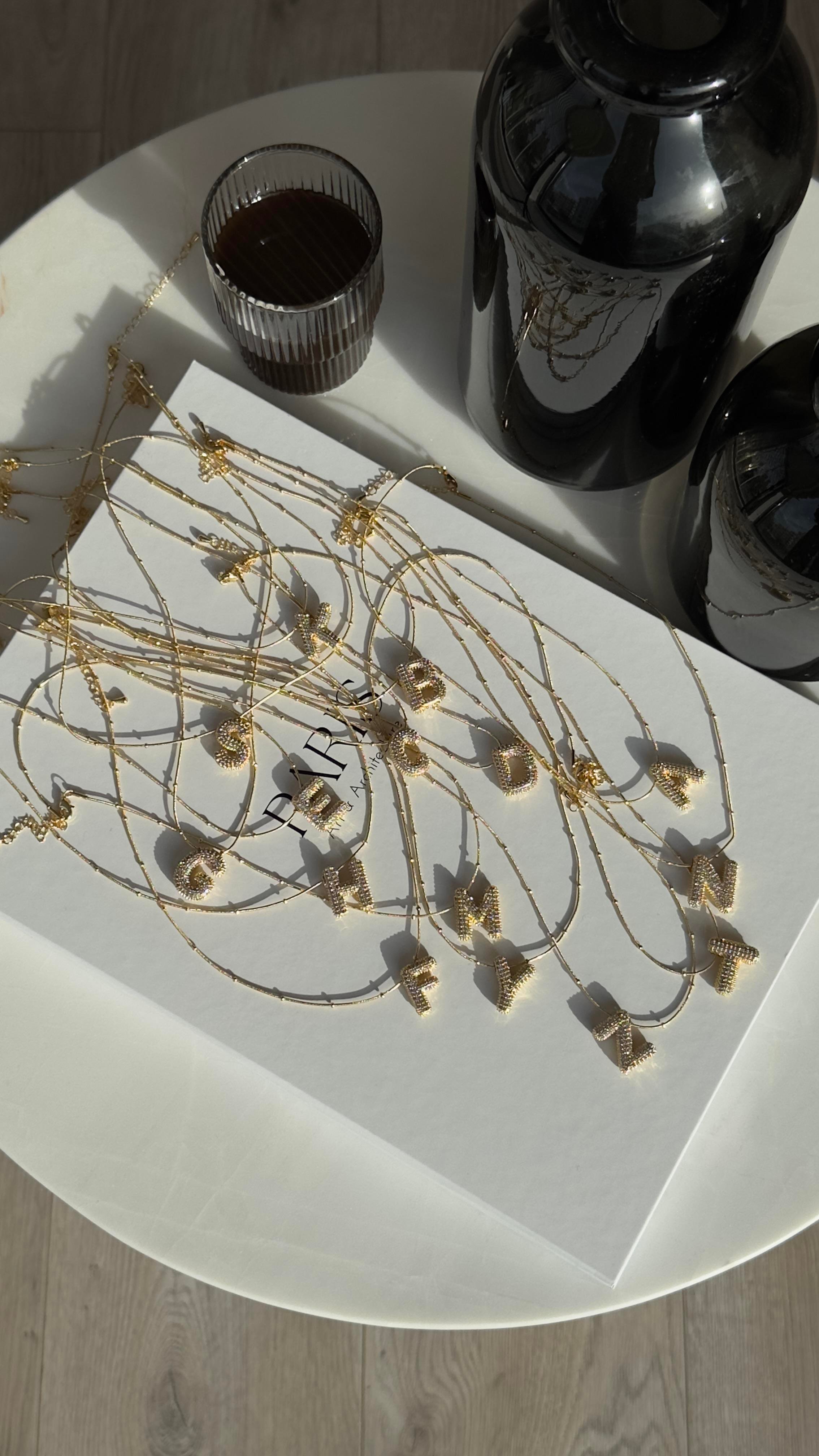 Gold Taşlı Bombeli Harfli Kolye 