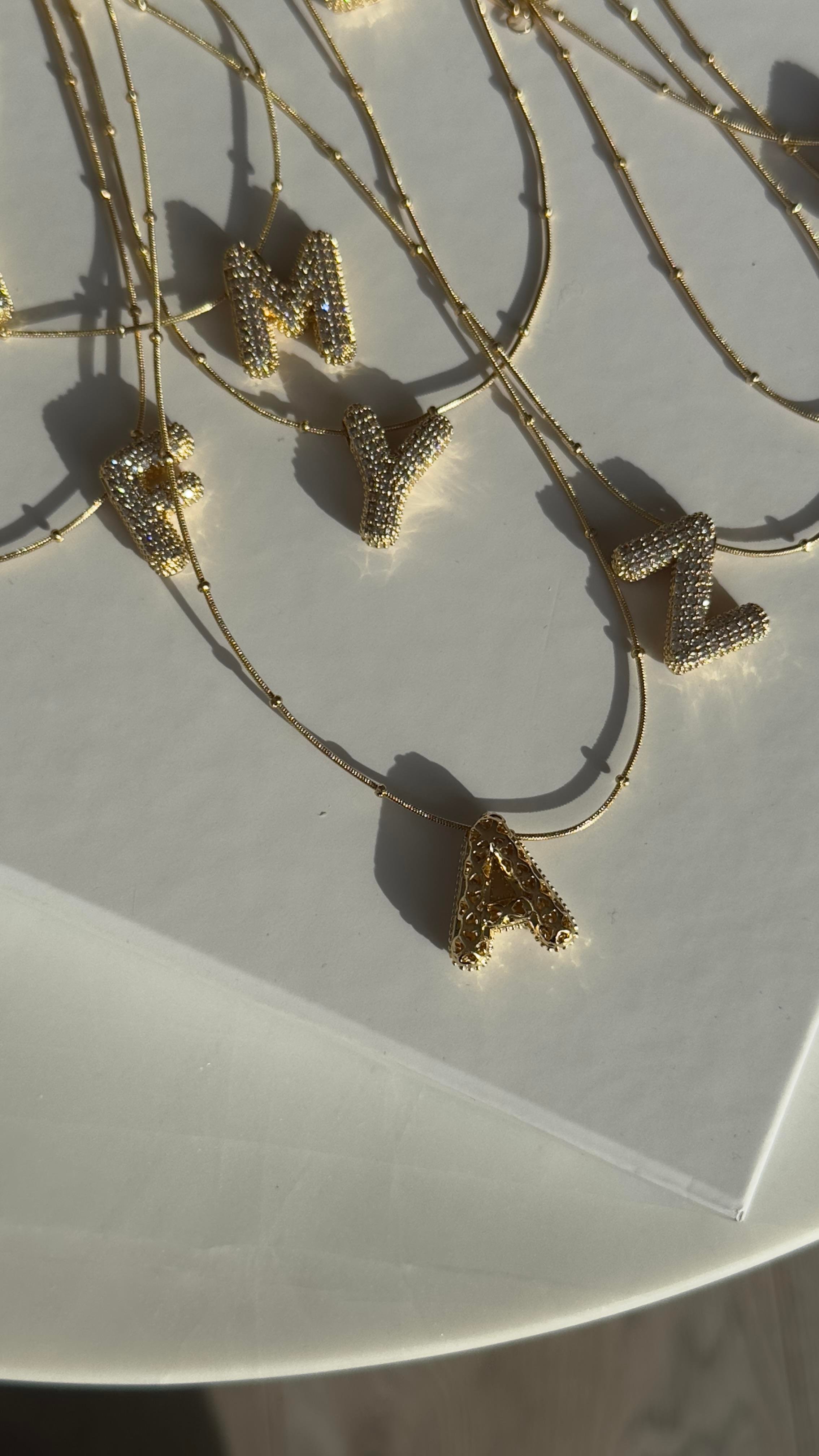 Gold Taşlı Bombeli Harfli Kolye 