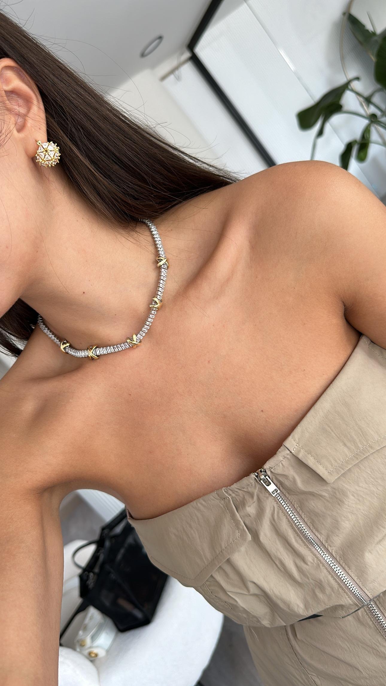 Gold Üçgen Taşlı Bombeli Küpe 