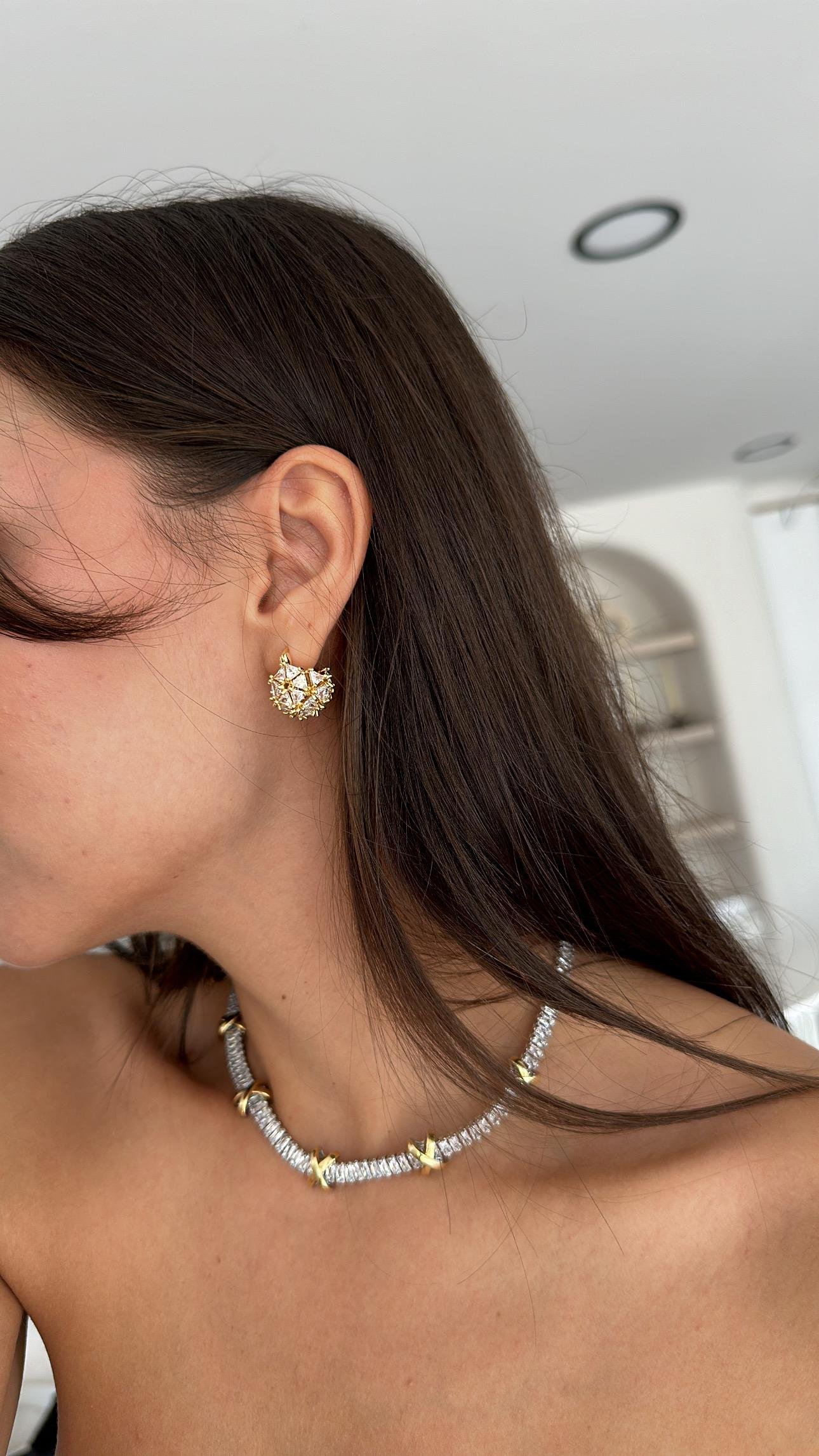 Gold Üçgen Taşlı Bombeli Küpe 