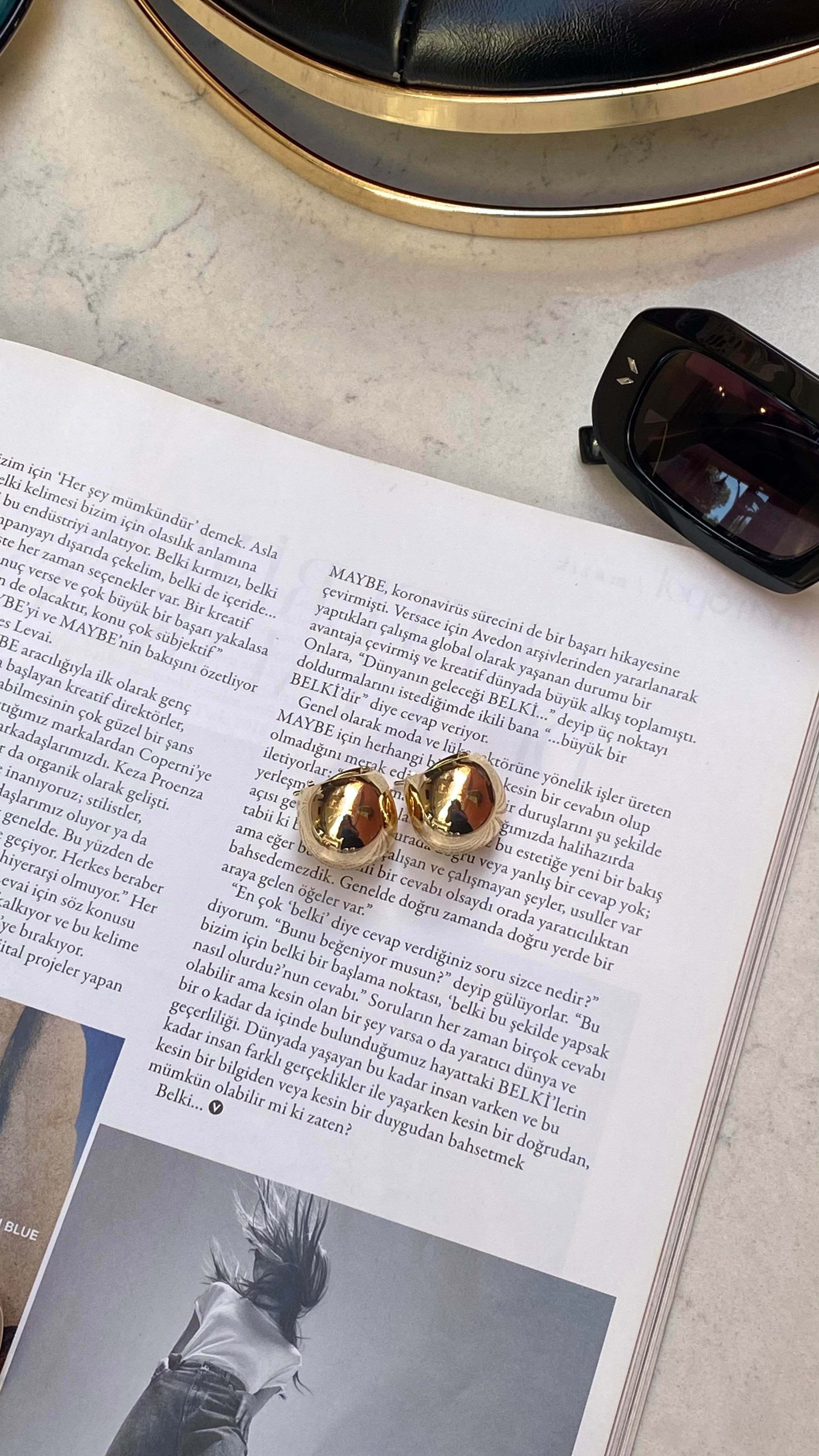 Gold Yan Düz Küçük Yuvarlak Bombeli Küpe