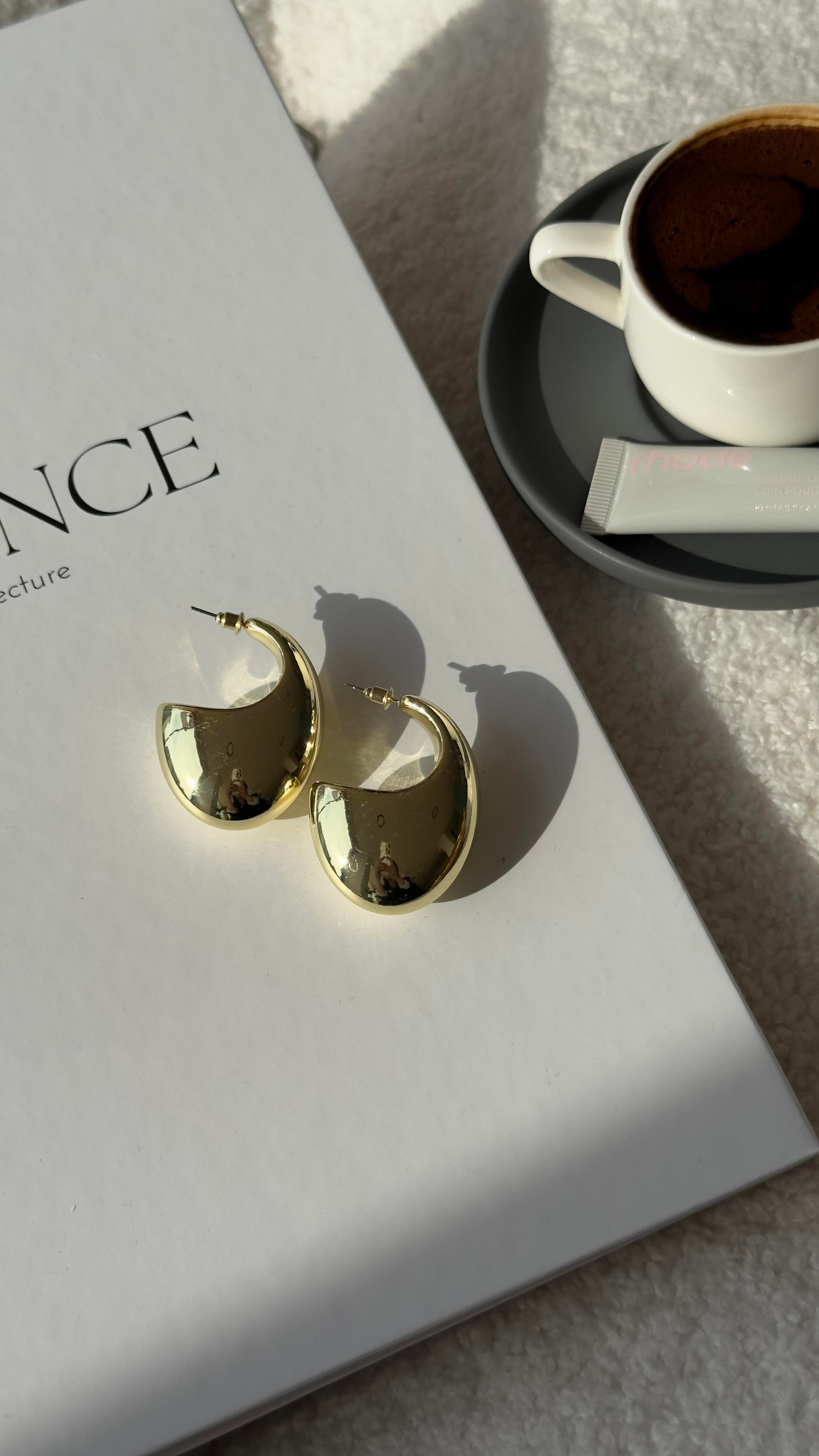 Gold Yarım Ay Bombeli Küpe