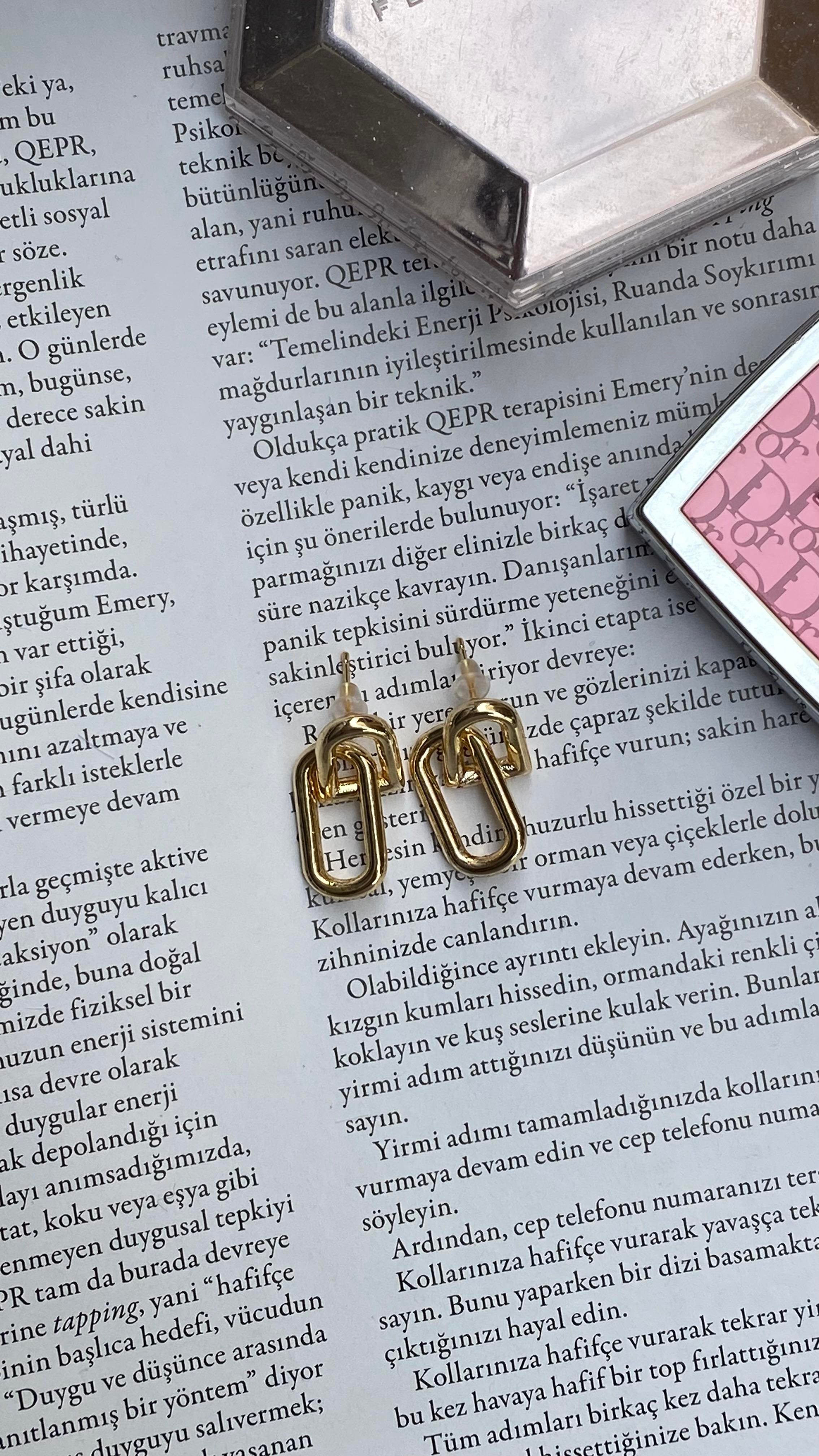 Gold Yarım Oval Geçmeli Küpe