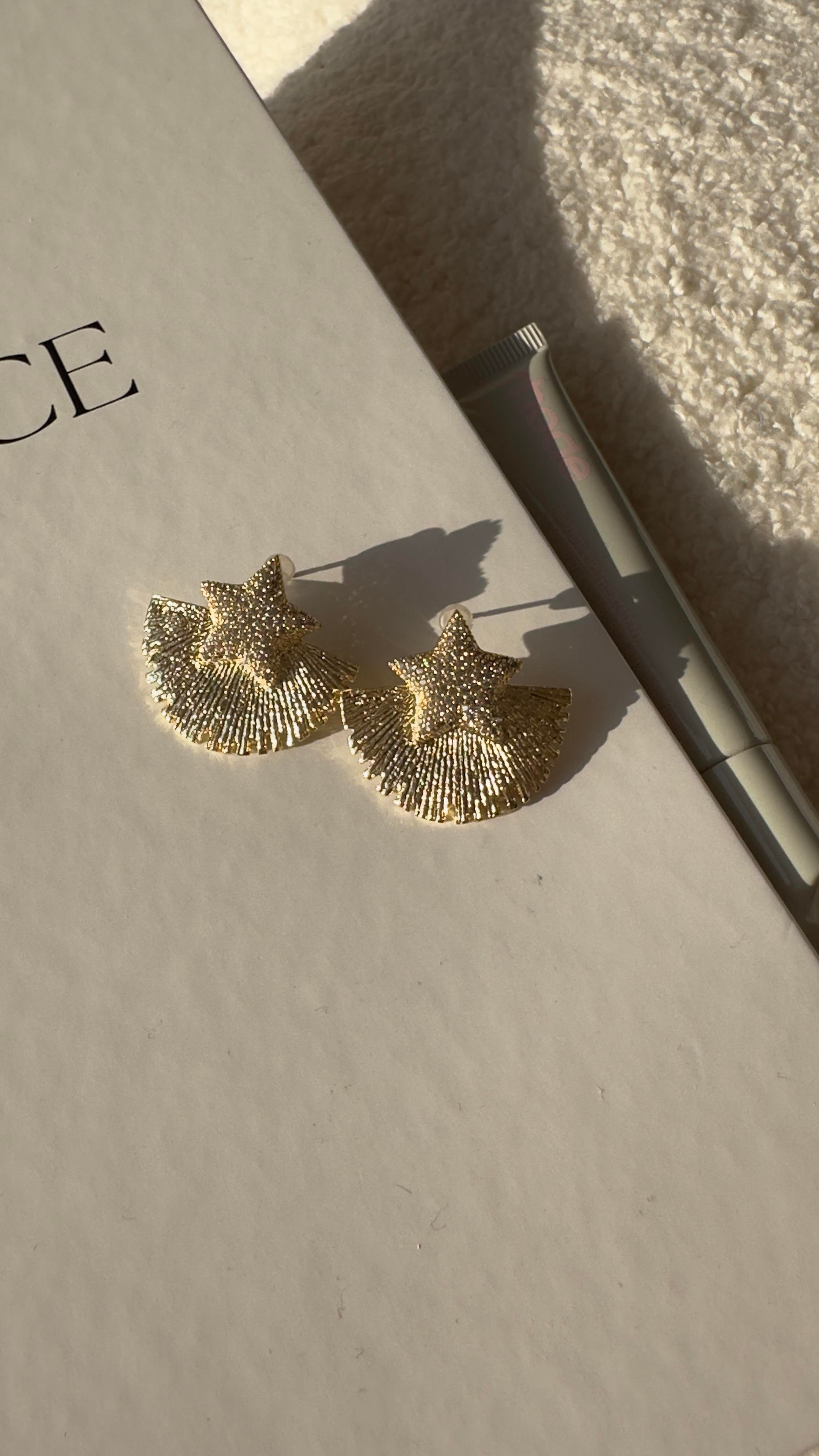 Gold Yıldızlı Yelpaze Küpe 