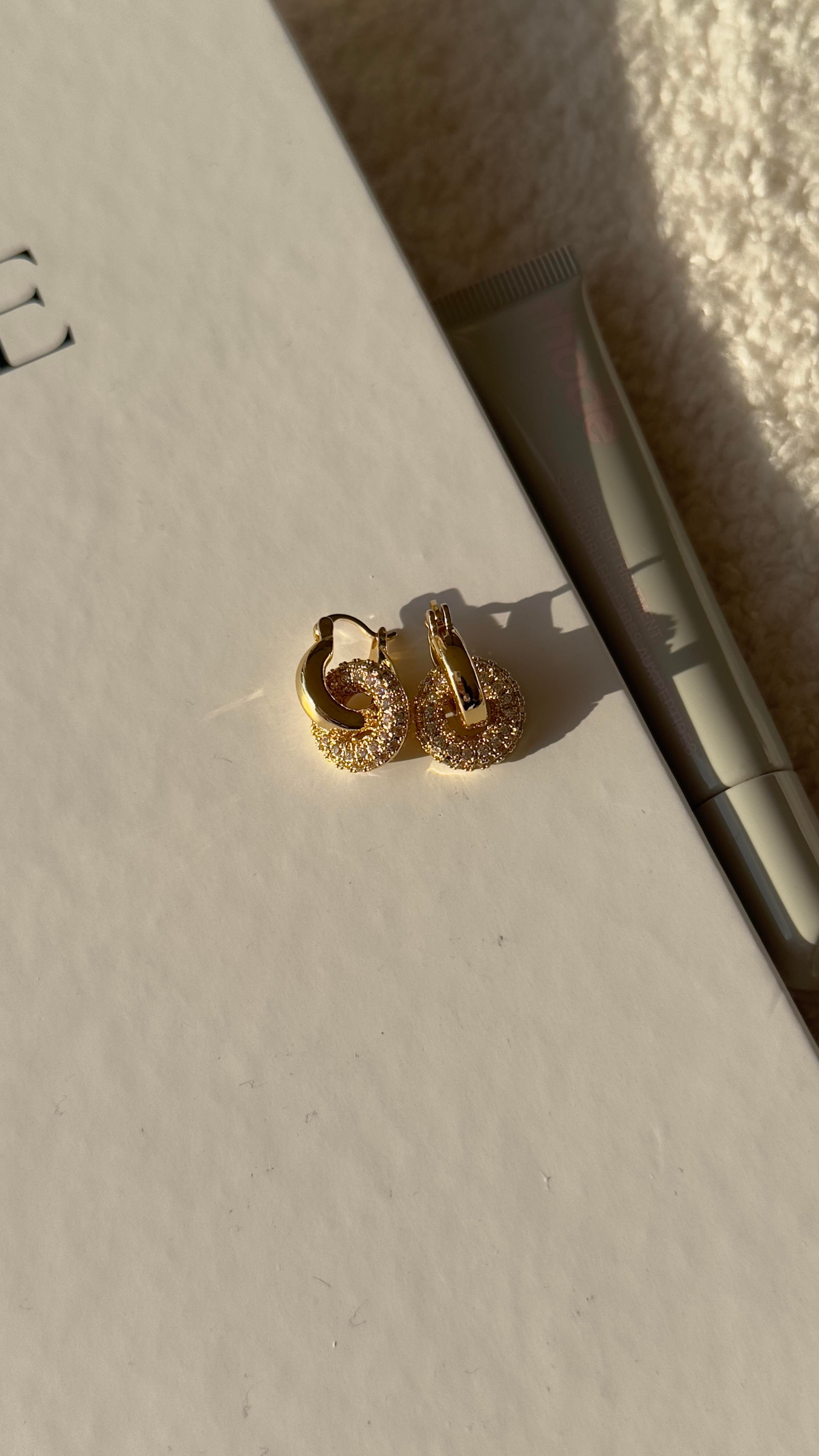 Gold Yuvarlak Detaylı Taşlı Küpe 