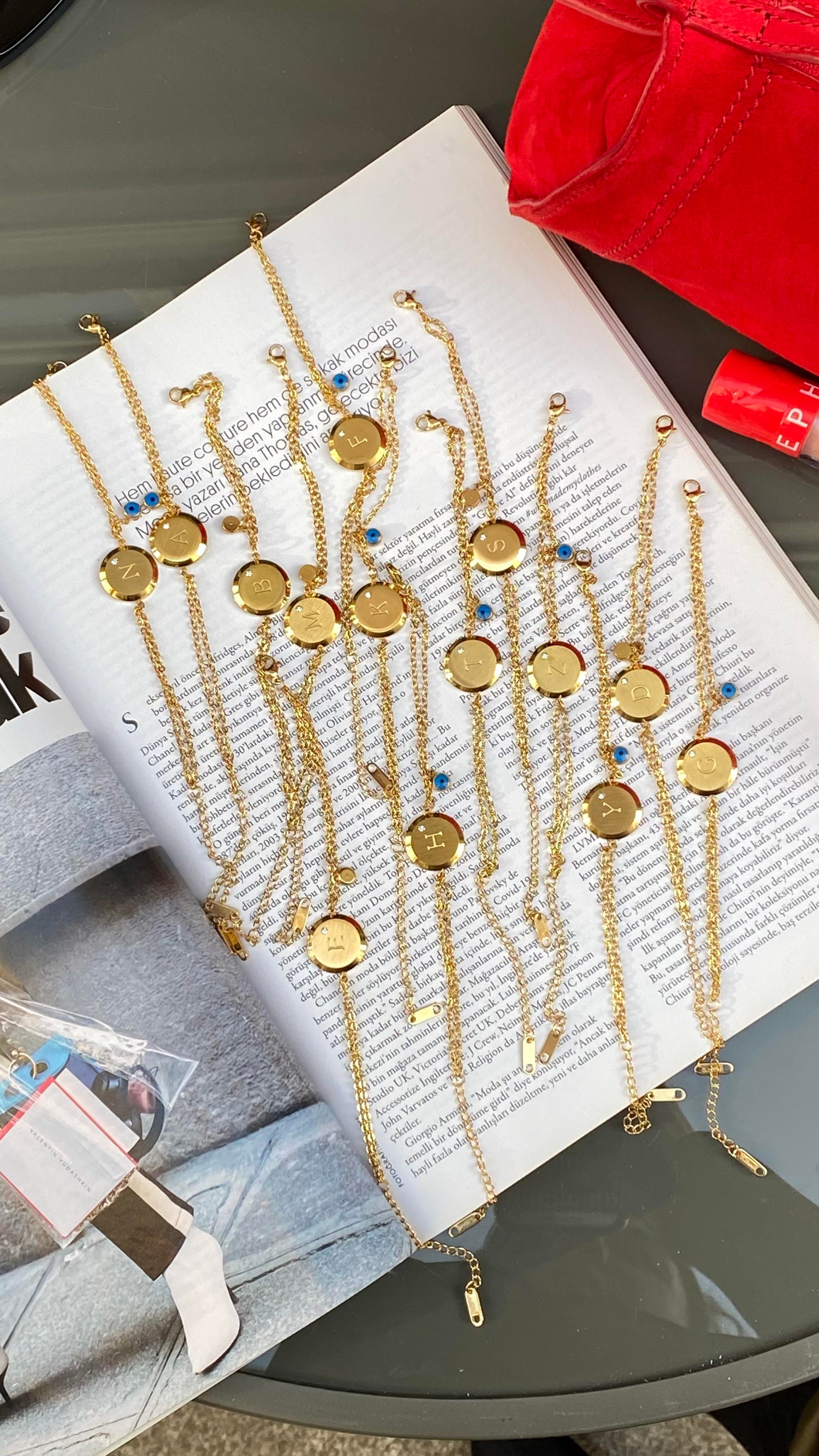 Gold Yuvarlak Plaka Harfli Çelik Bileklik 