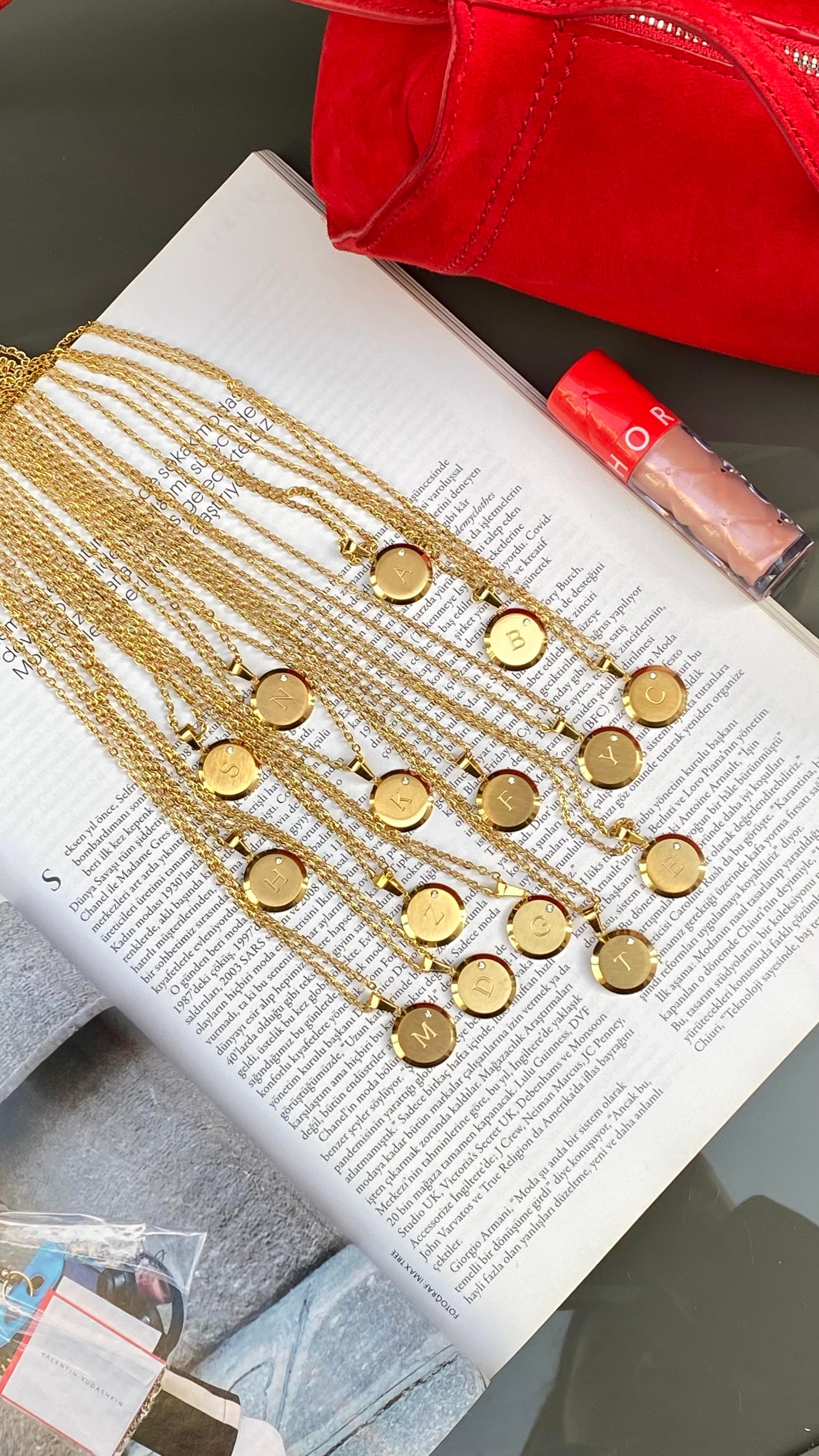 Gold Yuvarlak Plaka Harfli Çelik Kolye