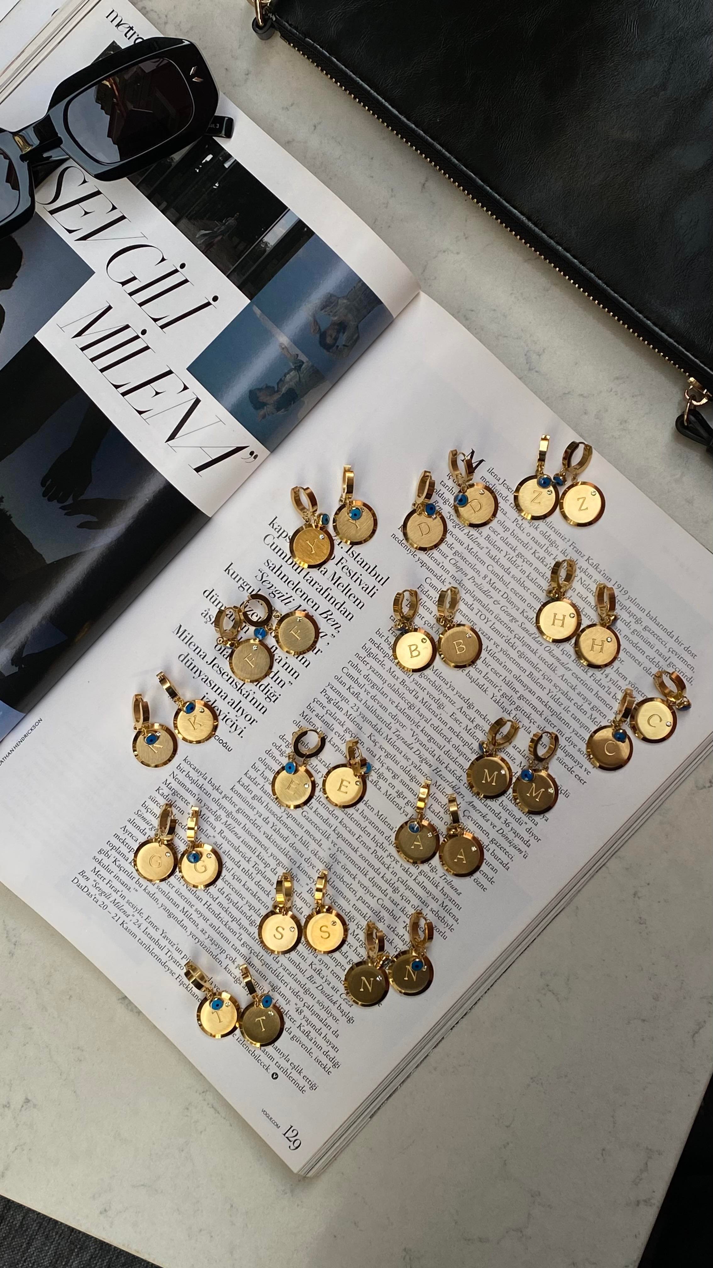 Gold Yuvarlak Plaka Harfli Çelik Küpe