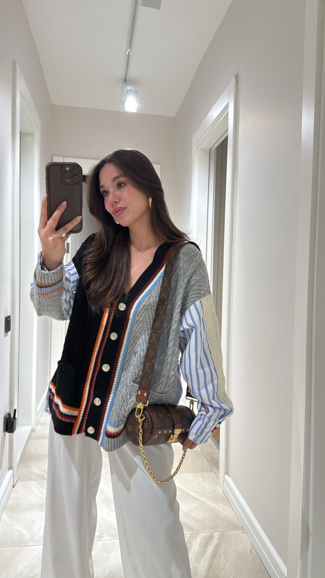 Gri Arka Gömlek Detaylı Renkli Hırka 