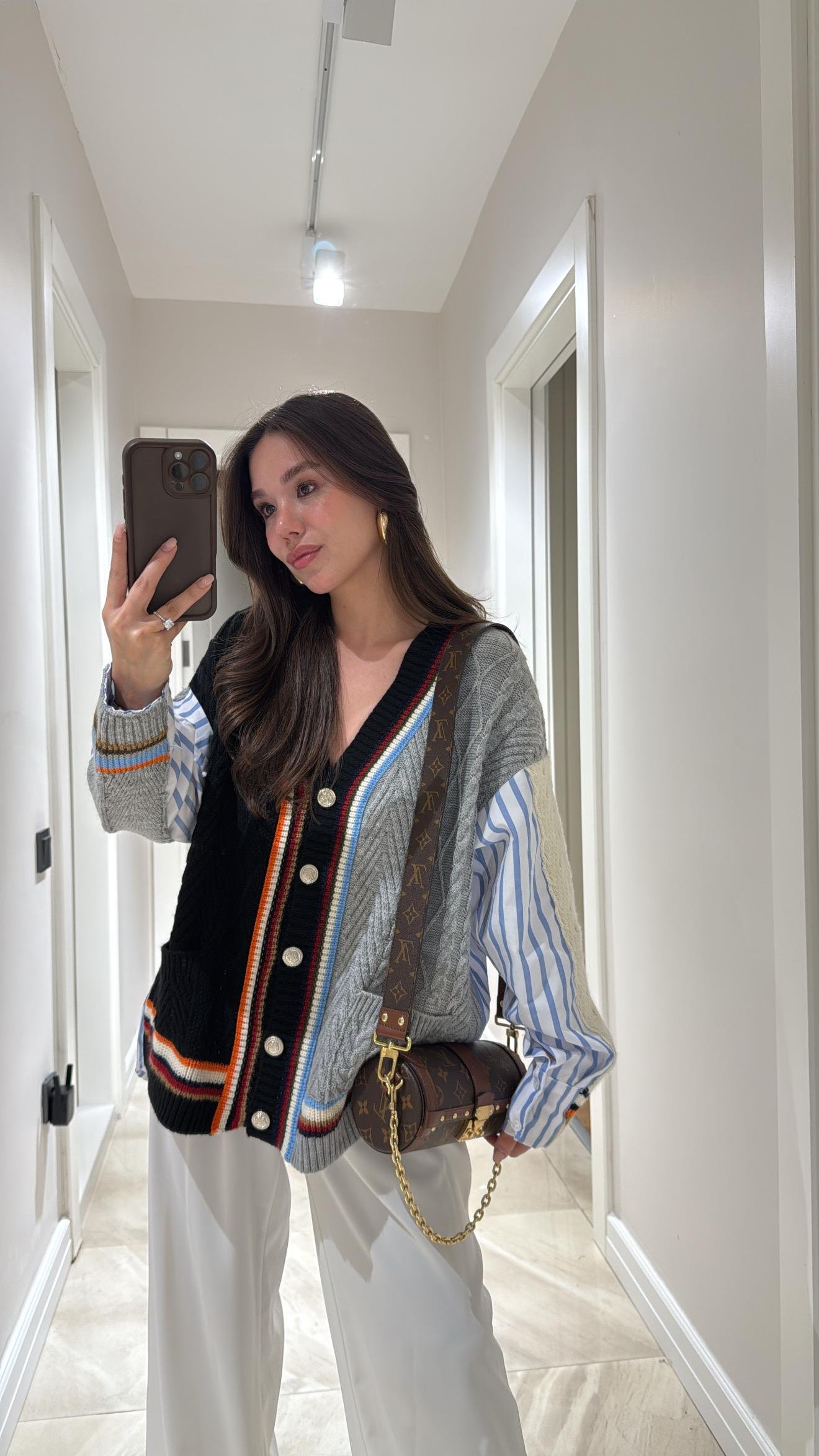 Gri Arka Gömlek Detaylı Renkli Hırka 