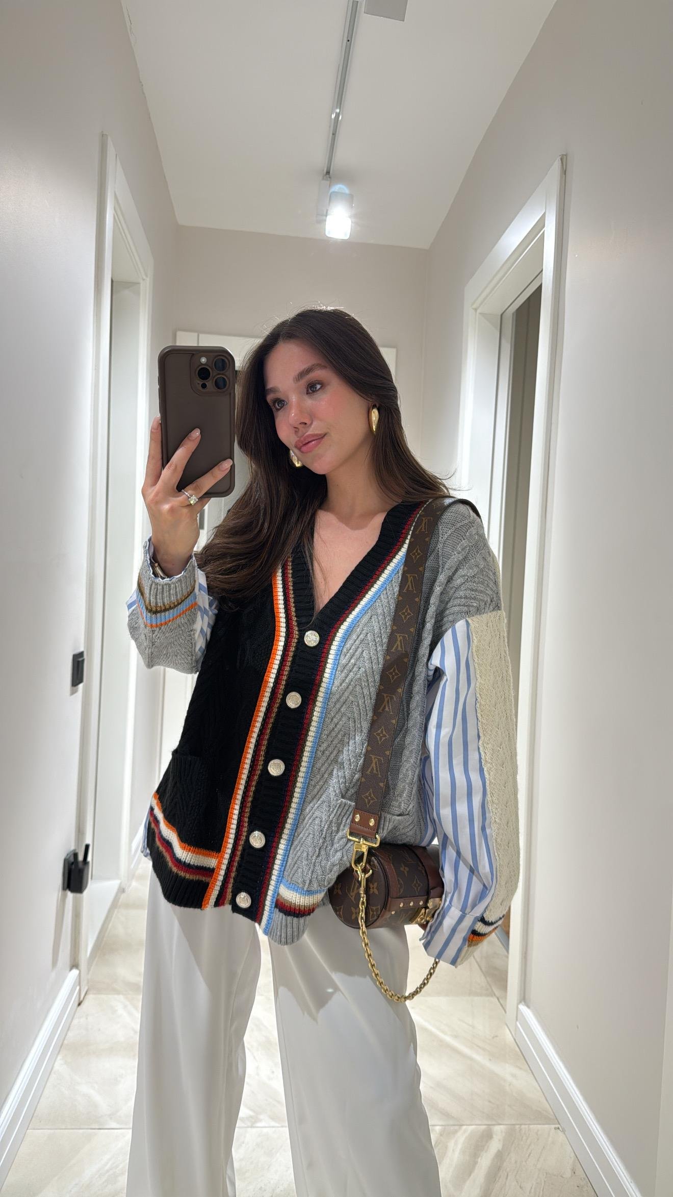 Gri Arka Gömlek Detaylı Renkli Hırka 