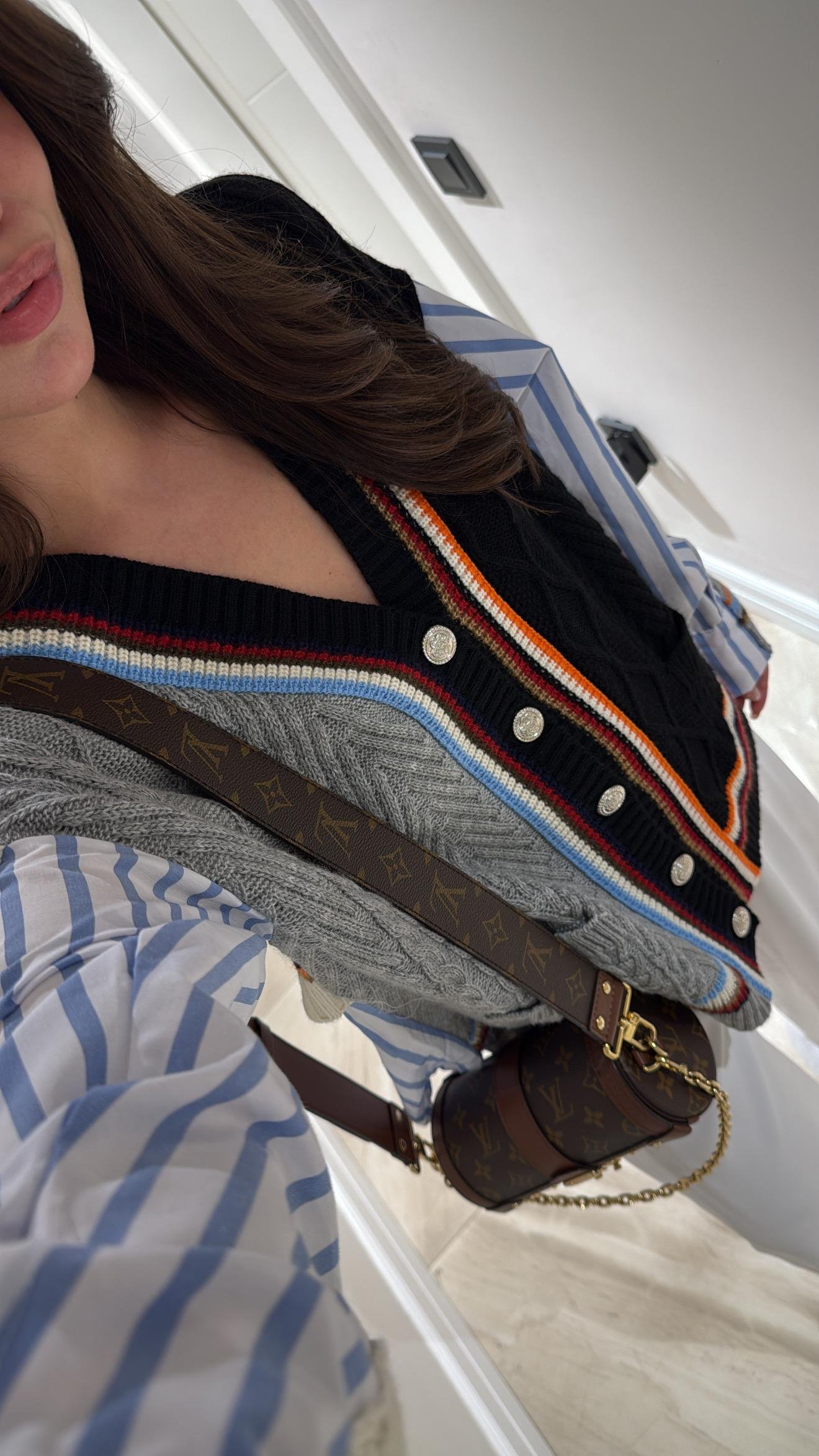 Gri Arka Gömlek Detaylı Renkli Hırka 