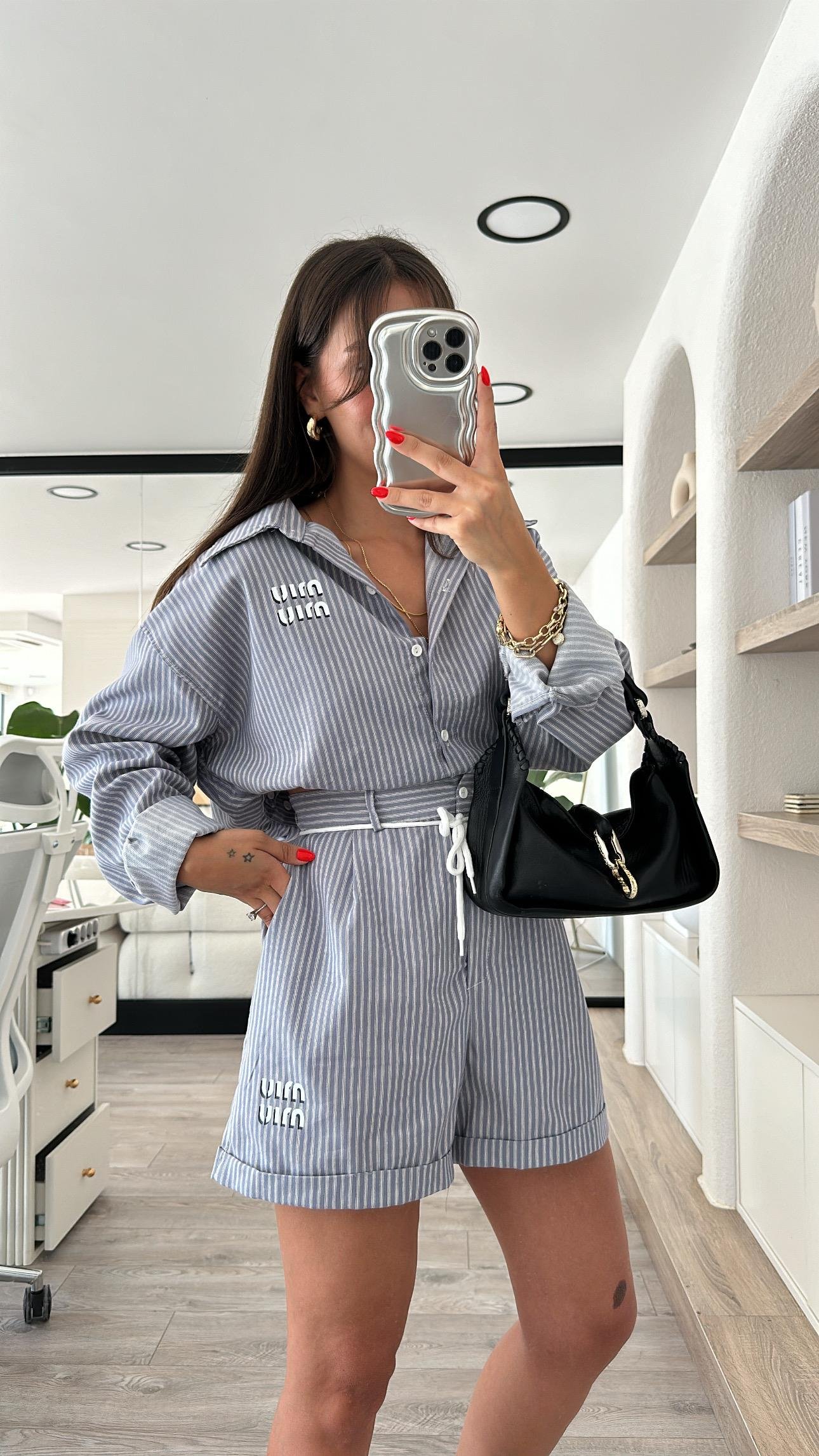 Gri Beyaz Dik Çizgili Marka Model Şort Takım 