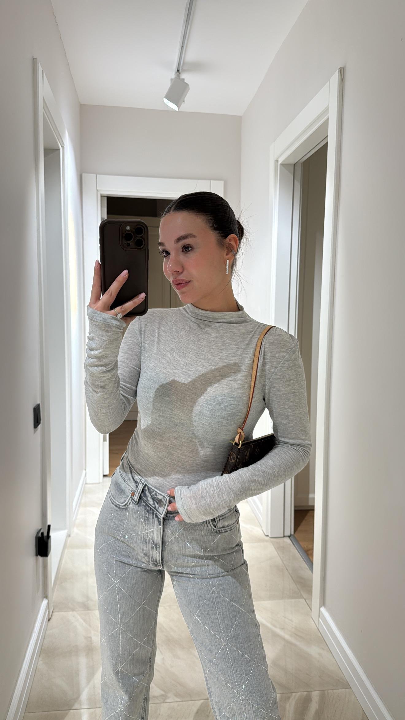 Gri Büzgü Detaylı Yarım Balıkçı Yaka Body