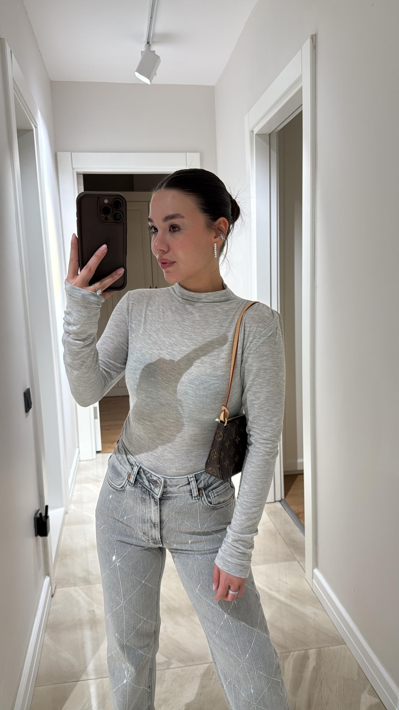 Gri Büzgü Detaylı Yarım Balıkçı Yaka Body