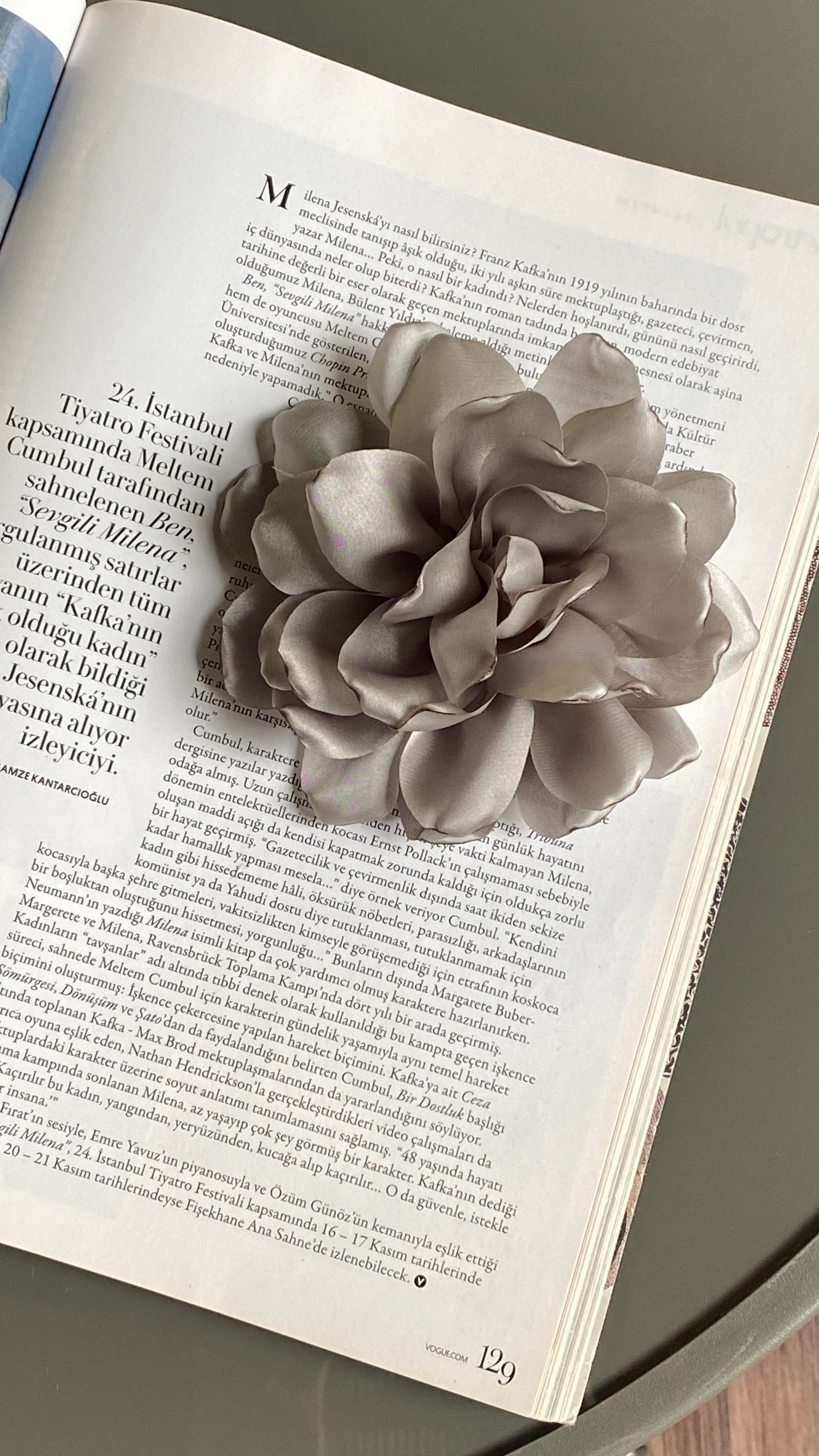 Gri Çiçek Model Büyük Broş