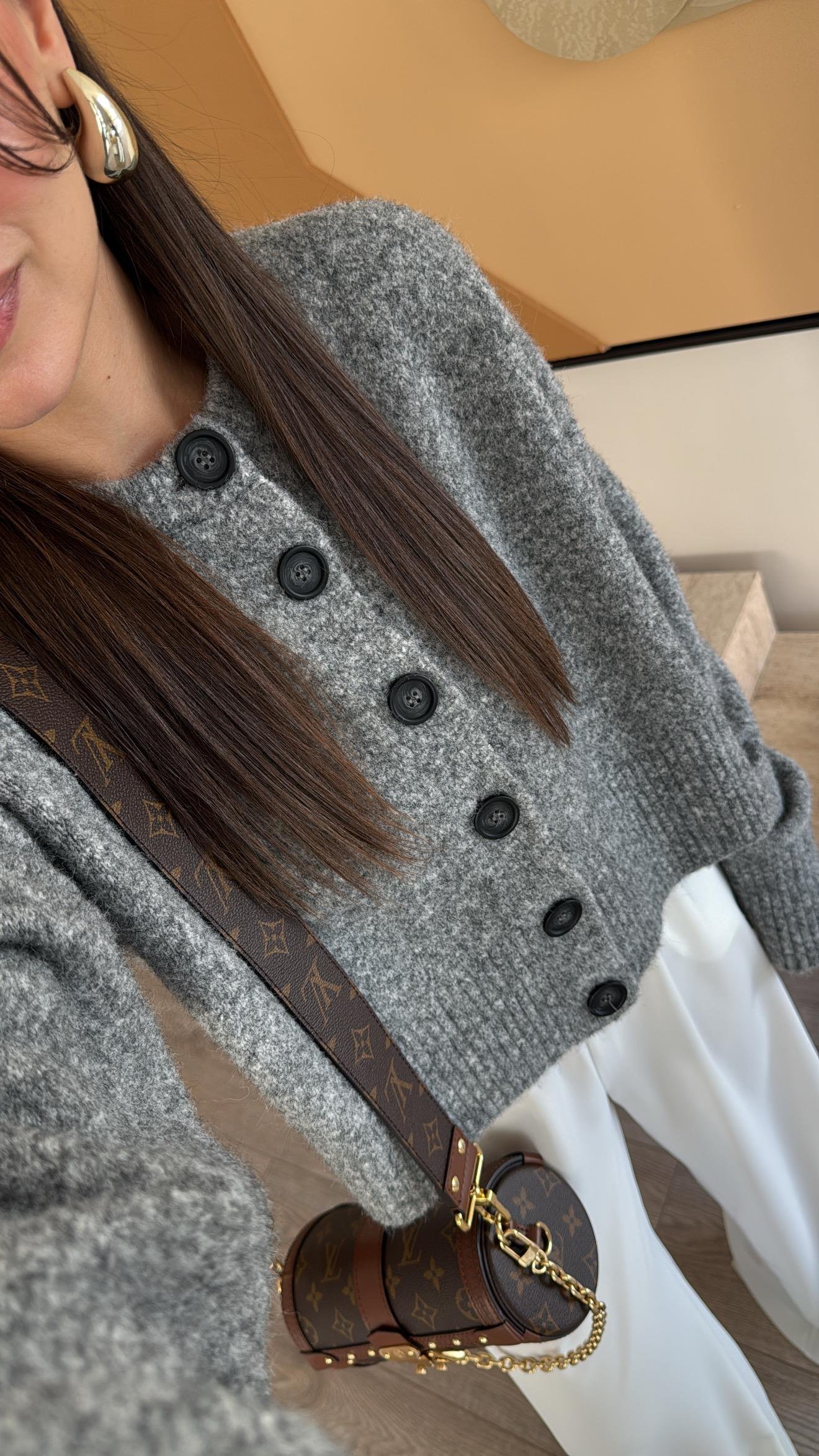 Gri Dik Yaka Düğmeli Yumuşak Dokulu Yırtmaçlı Dilvin Hırka 